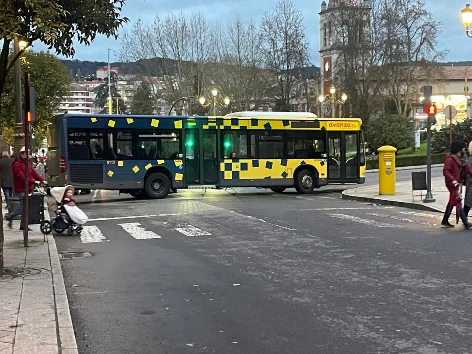 Autobus cruzado cerca del puente romano.