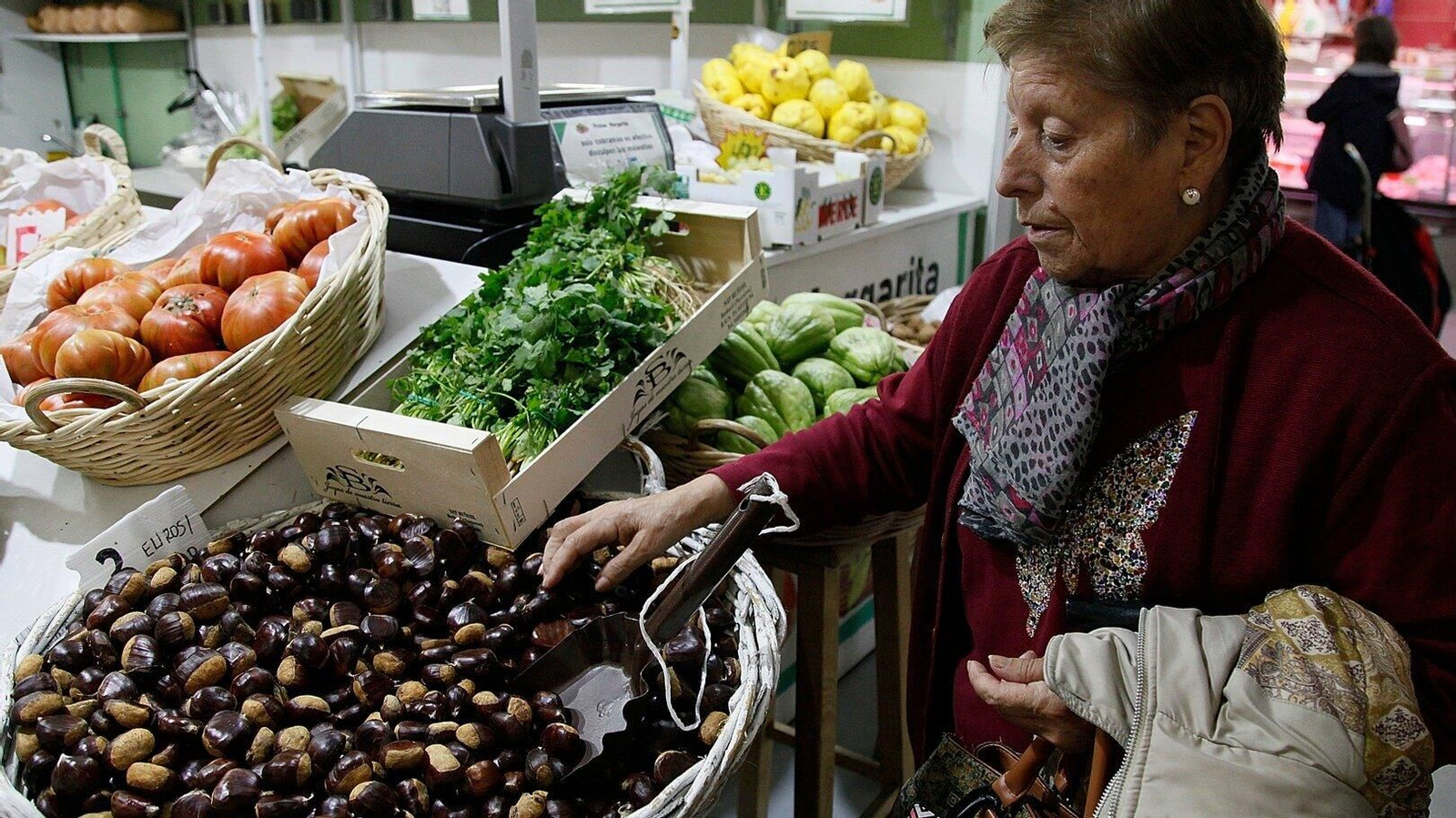 Una mujer compra castañas en la Praza de Abastos de Ourense.