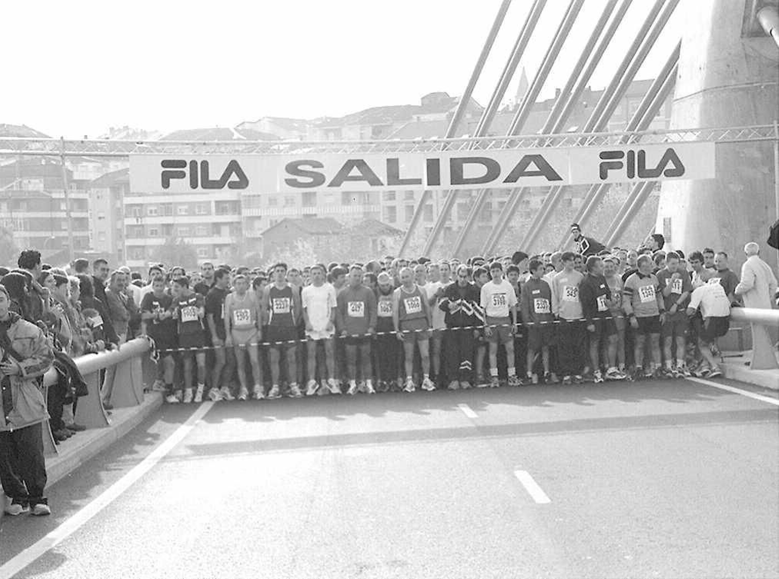 La construcción del emblemático Puente del Milenio hace 25 años cambiaba el skyline de Ourense, en fotos