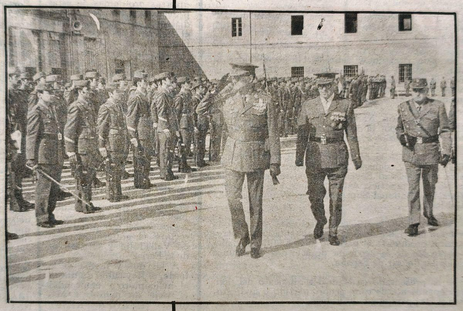 El general Quintana Lacaci pasa revista a las tropas en Orense.