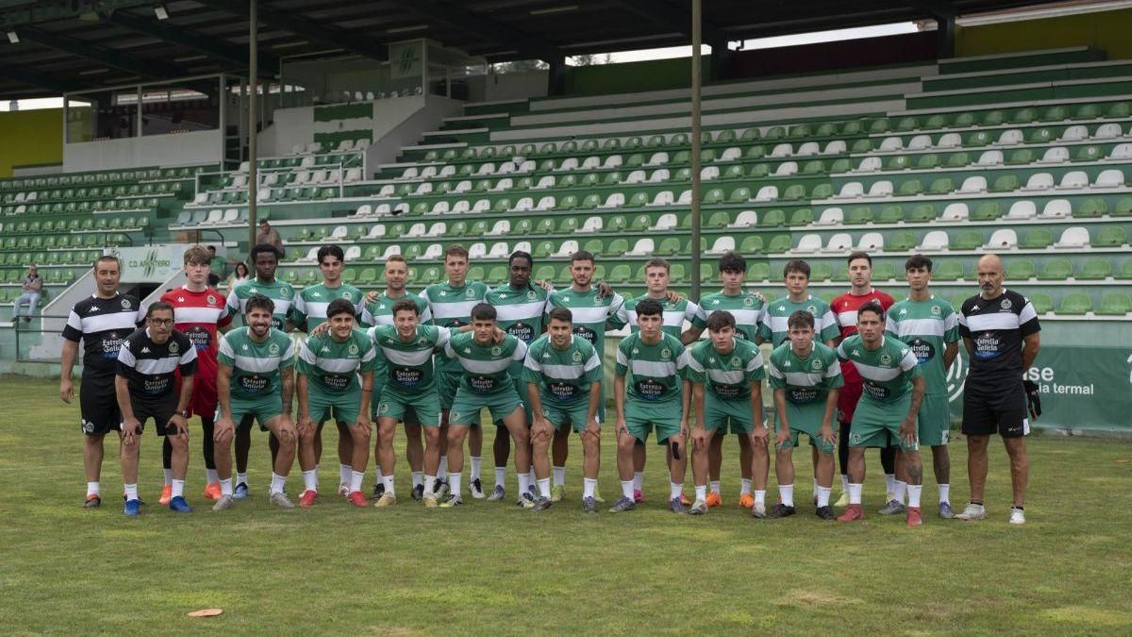 Los jugadores y el cuerpo técnico del Arenteiro, en el campo de Espiñedo.