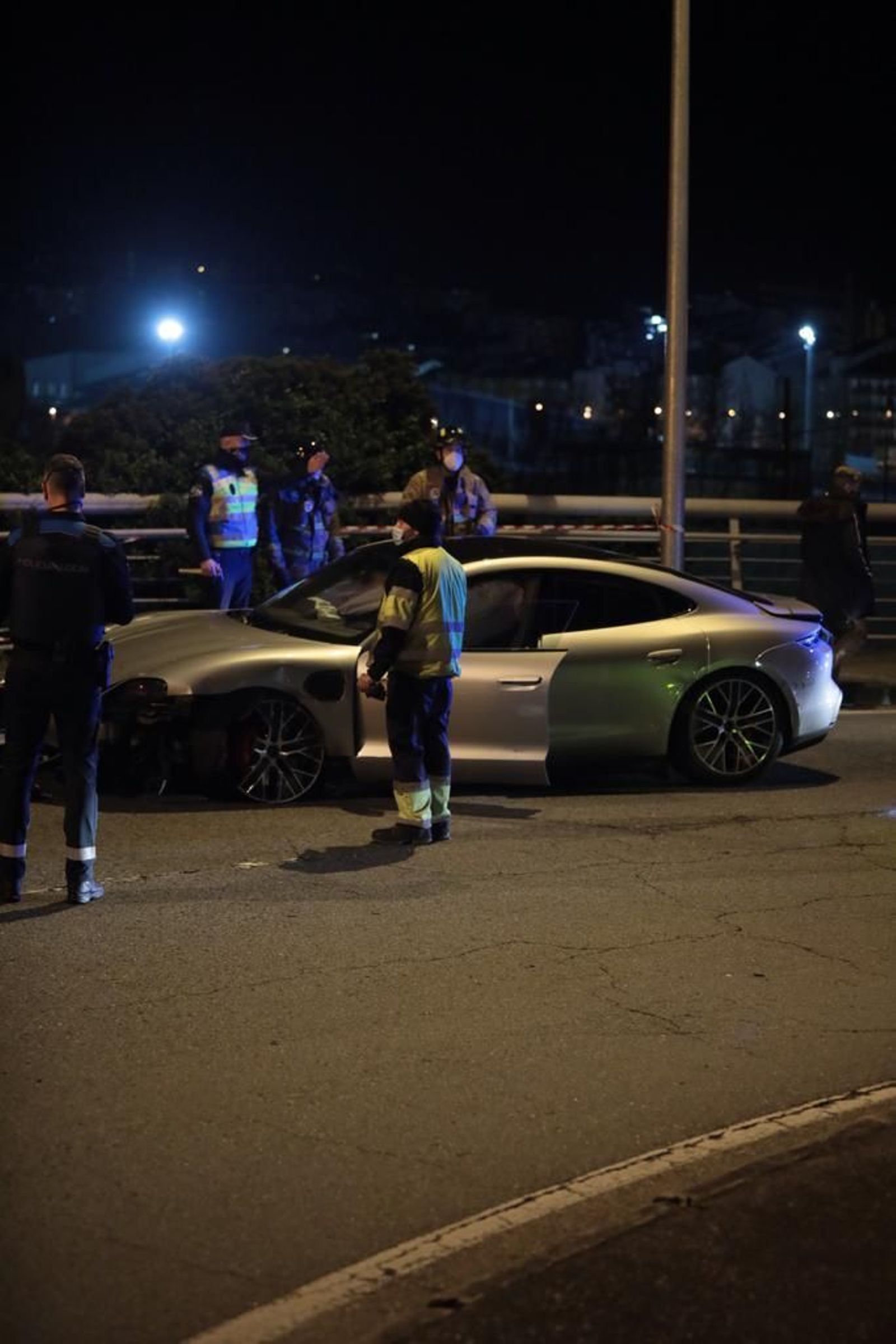 El coche accidentado en Ourense (JOSÉ PAZ)