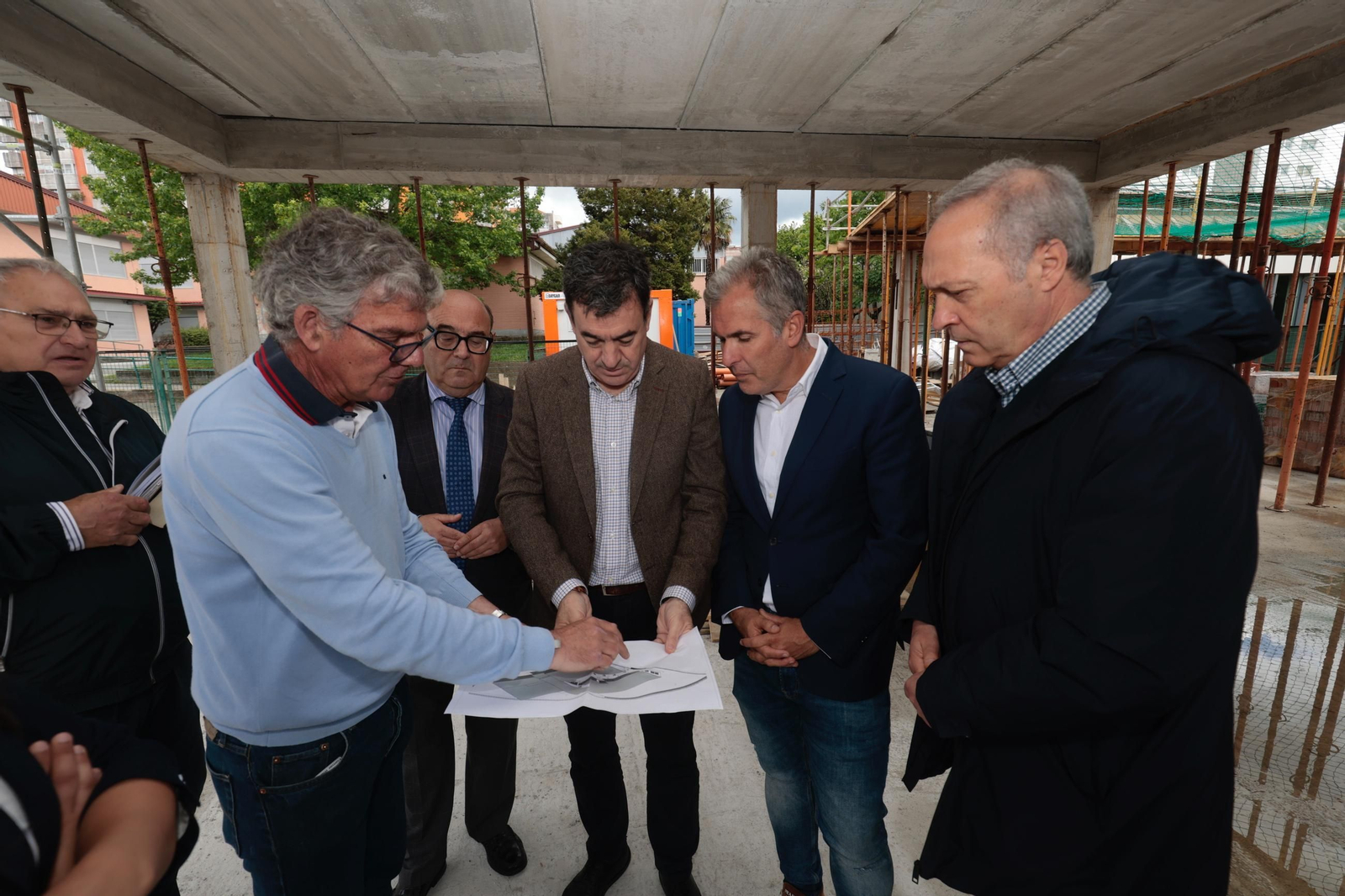 Román Rodríguez durante unha visita ás obras do centro educativo a pasada semana.