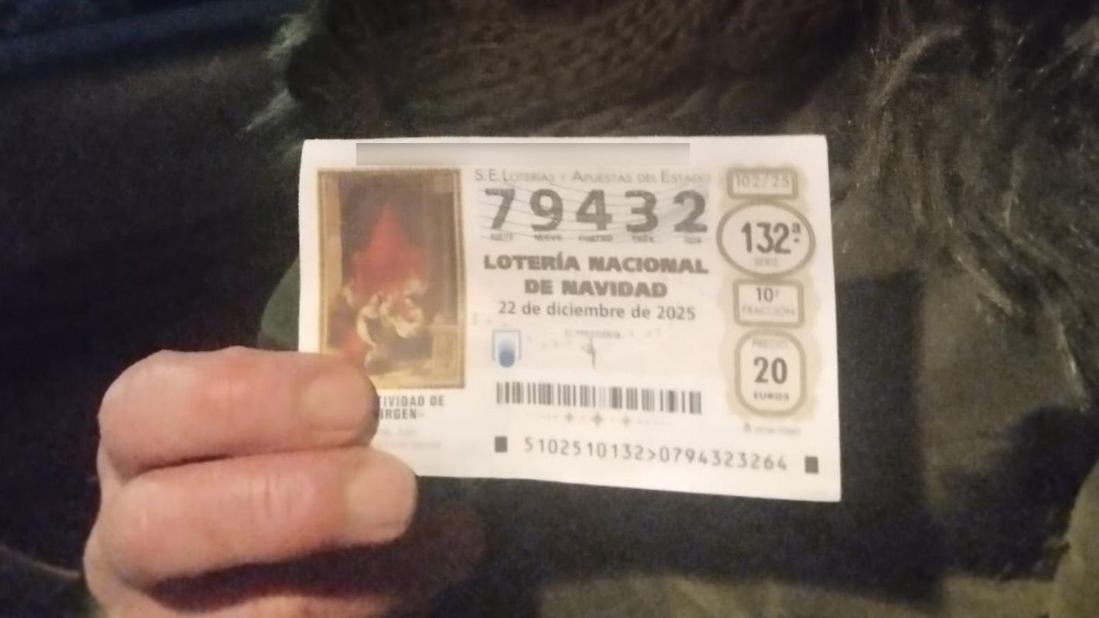 La mujer de Mario sostiene el décimo premiado.