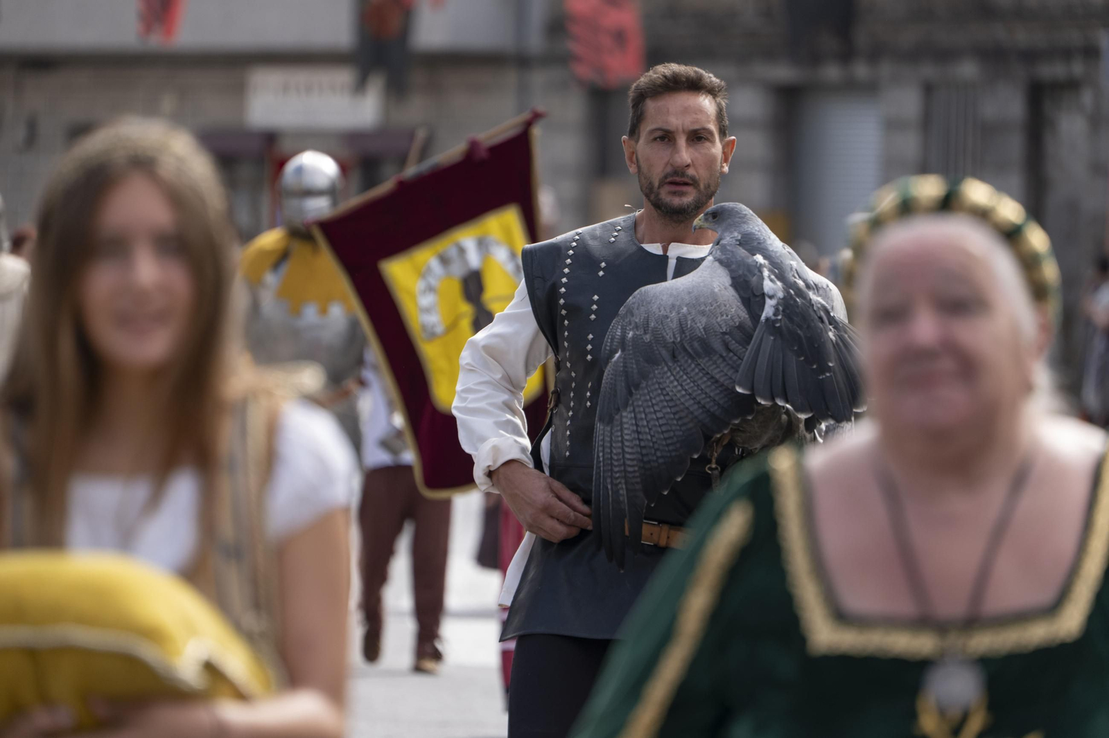 Galería | Reyes, clero, doncellas y caballeros desfilan por las calles de Ribadavia en la Festa da Istoria