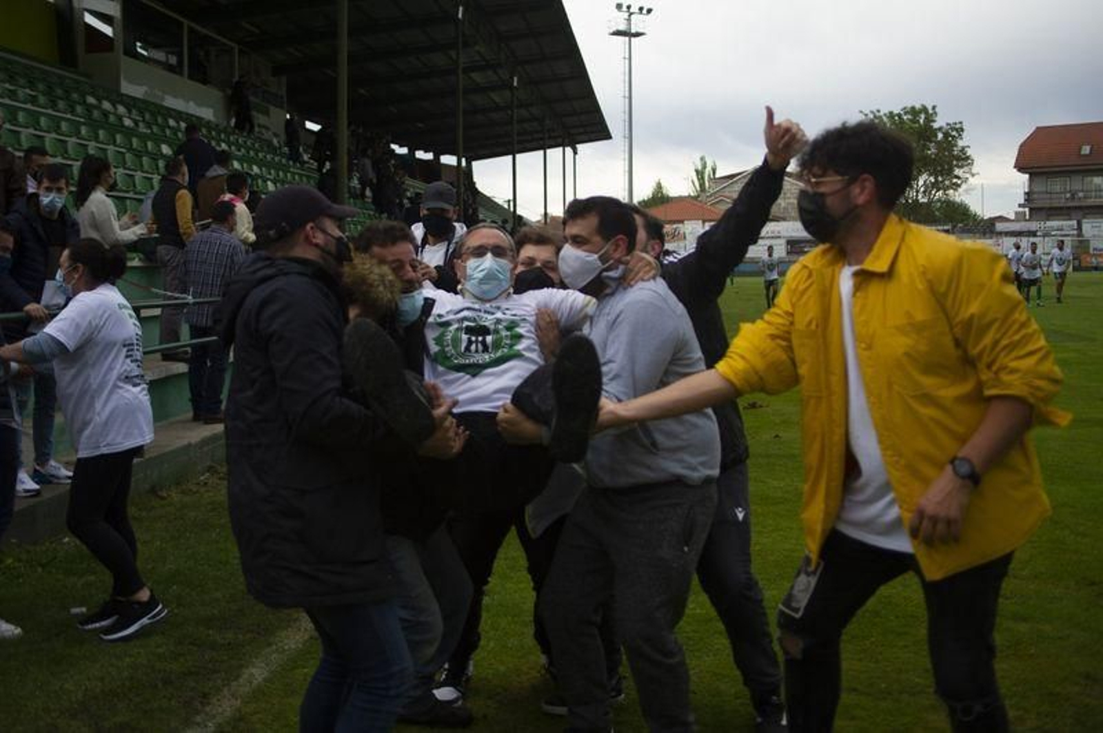El Arenteiro celebra el ascenso a la Segunda Federación (MARTIÑO PINAL).