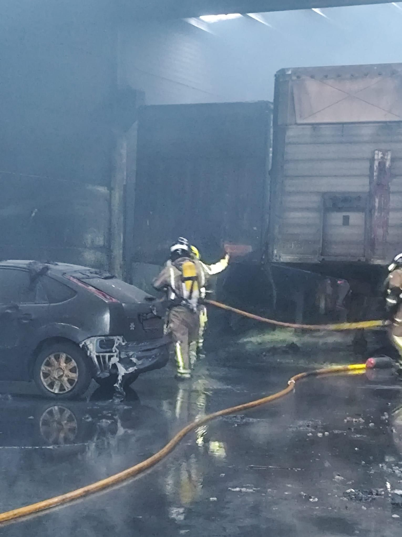 Galería | Así quedó la nave de transportes totalmente calcinada en el polígono de San Cibrao