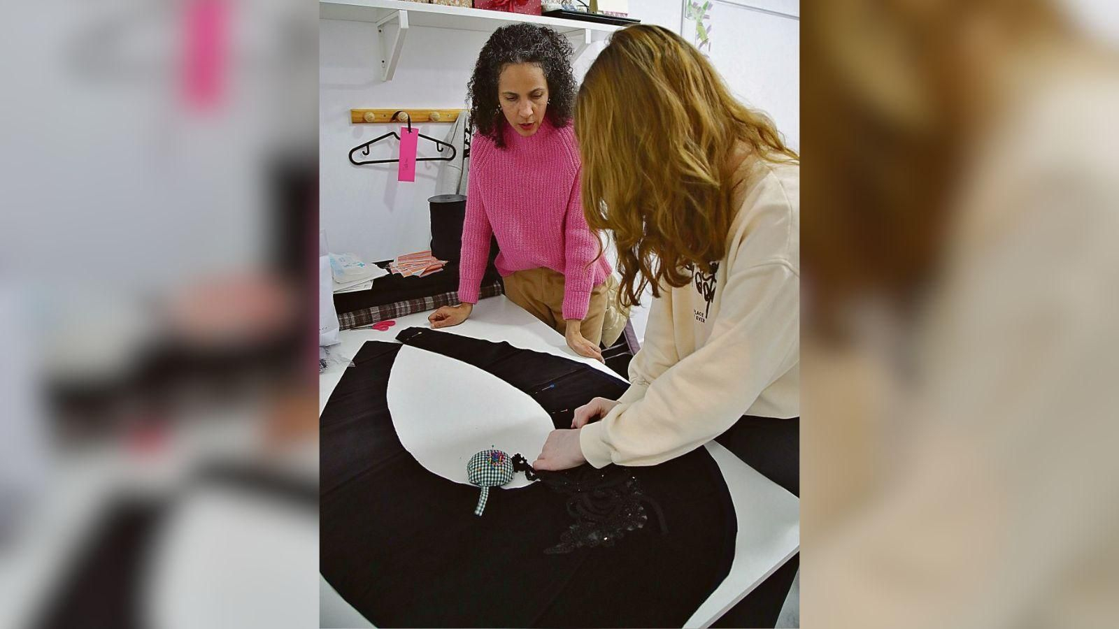 Daniela Mendes, al fondo, impartiendo una de sus clases.