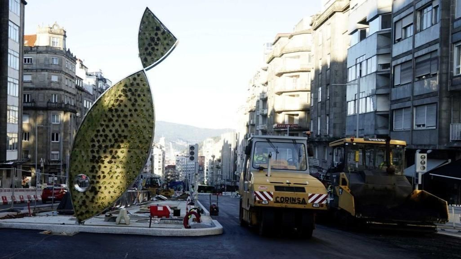 Un gran seto en forma de pez forma parte de la nueva decoración de Gran Vía, que ayer asfaltaba los carriles para su próxima apertura.