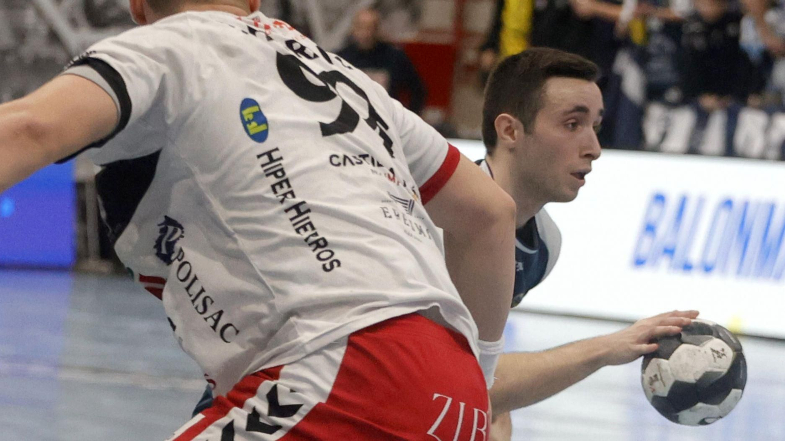 Manu Pérez renovó por dos campañas por un Cangas que renueva hoy.