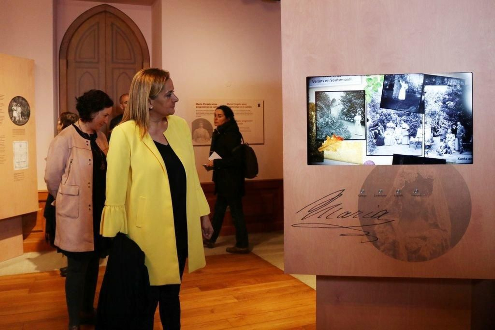 La presidenta de la Diputación, Carmela Silva, participó activamente en el recorrido de `presentación a los medios de la musealización ya finalizada.