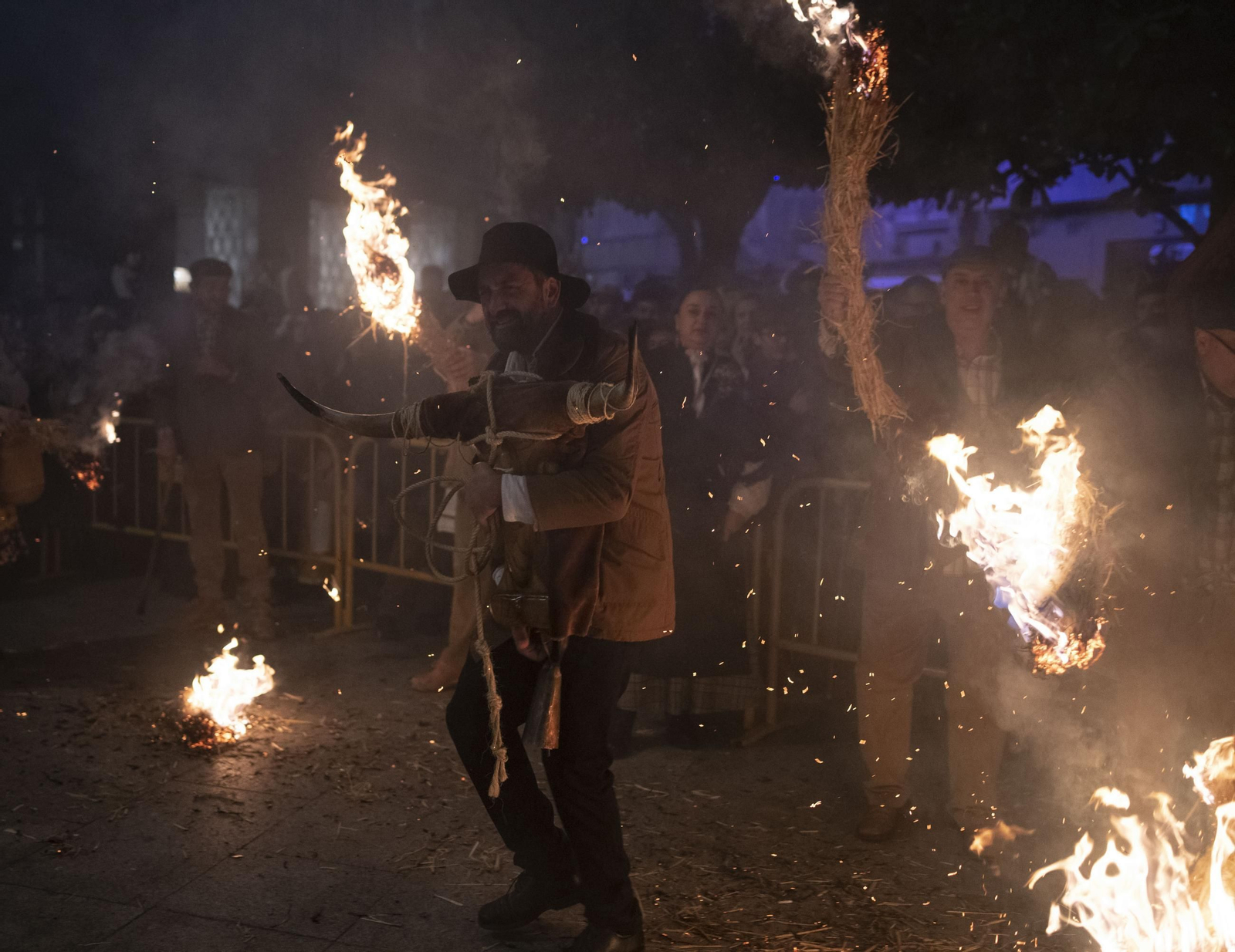 Las llamas de los fachós reforzaron el carácter ancestral y pagano del Entroido.