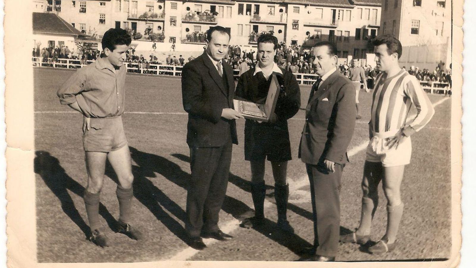 1959, El Betis juega un amistoso en el Couto, Luis Del Sol y Benito Villamarín, recibían un regalo antes de comenzar el encuentro.