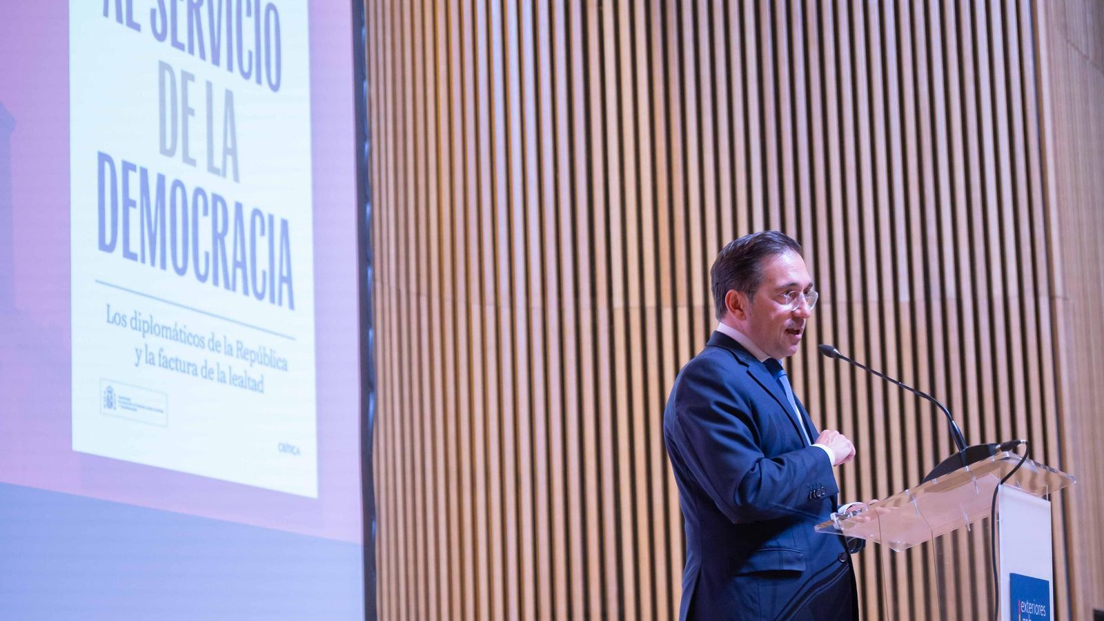 José Manuel Albares durante la presentación del libro