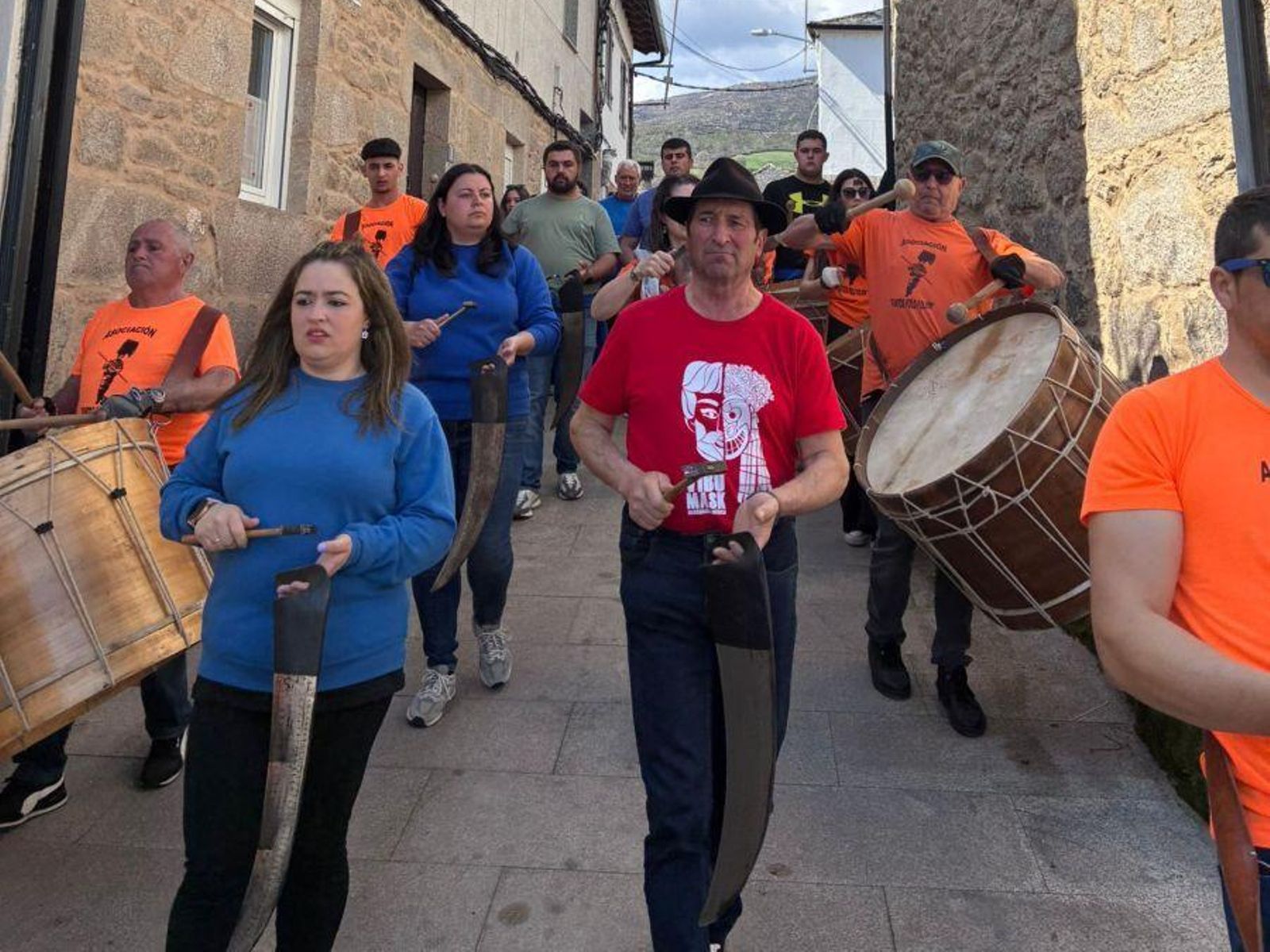 Los bombos y guadañas fueron protagonistas durante el desfile.