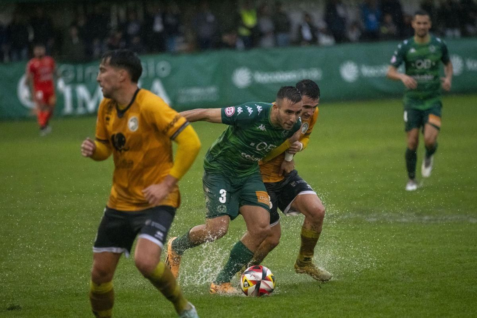El defensa del Arenteiro Germán Novoa protege el balón ante Unionistas.
