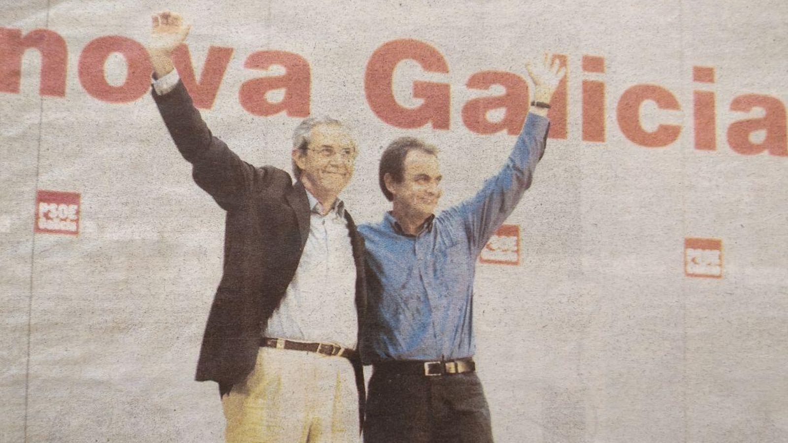 Emilio Pérez Touriño y José Luis Rodríguez Zapatero saludan al público.