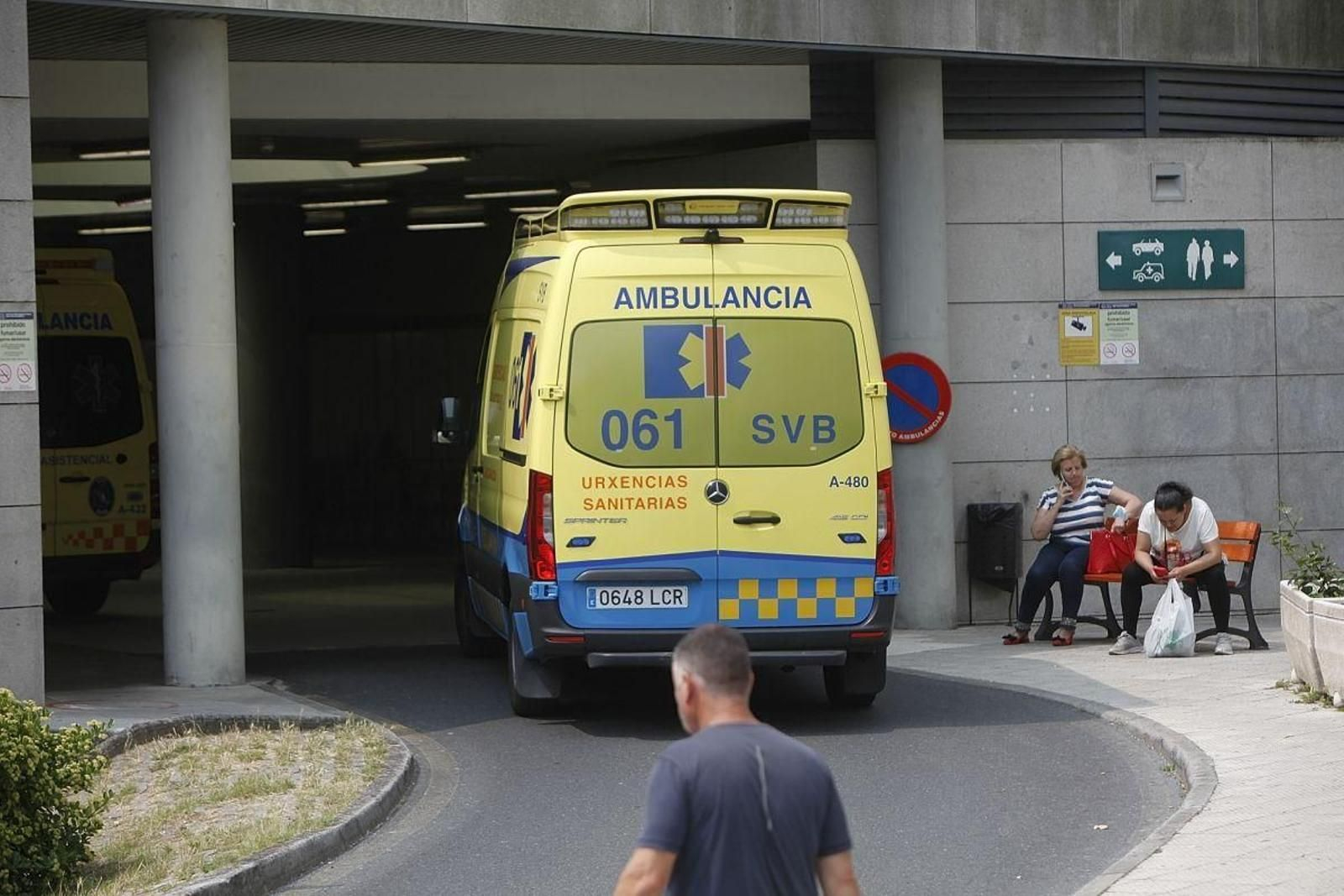 Una ambulancia entra en las Urgencias del CHUO.
