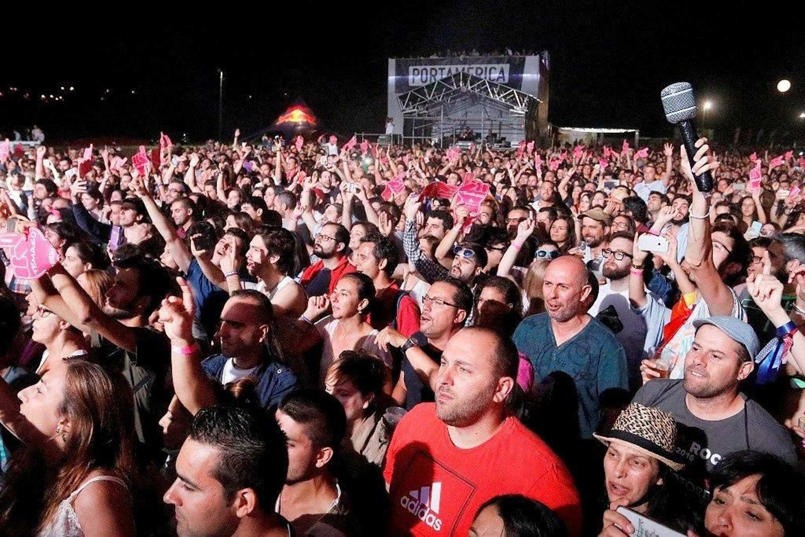 Pública disfrutando de un concierto en una edición pasada del festival PortAmérica. // J.V. Landín