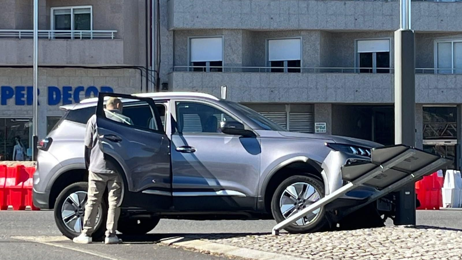 Uno de los coches implciados tras el accidente en la avenida Otero Pedrayo.