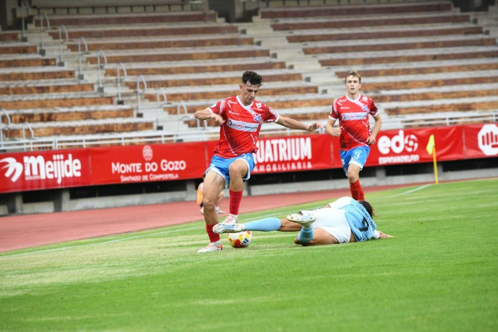 El encuentro de ida entre el Compostela y el Barco, en San Lázaro, terminó 2-0.