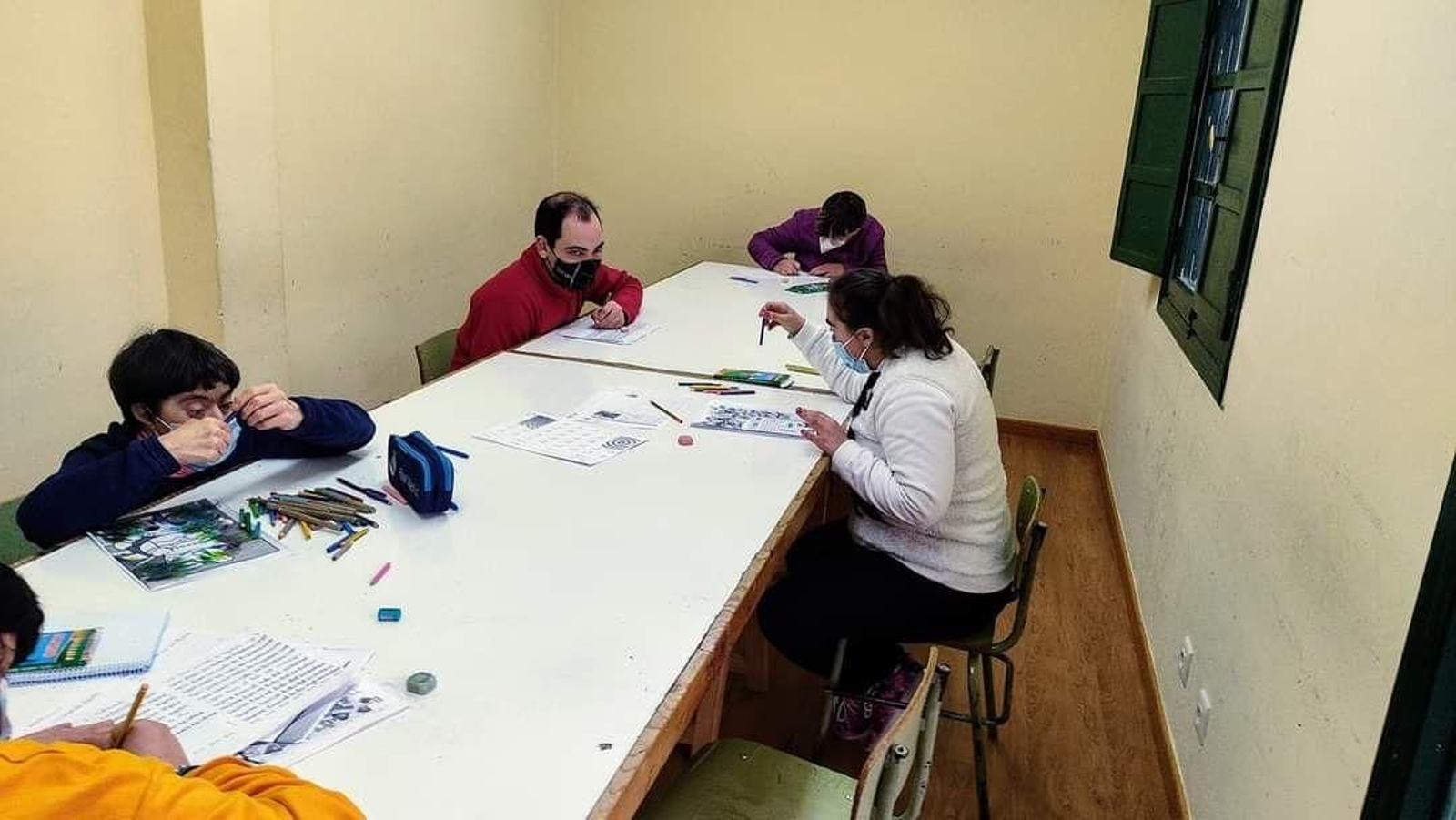 Algunos de los usuarios en uno de los talleres que se desempeñan en la Fundación.