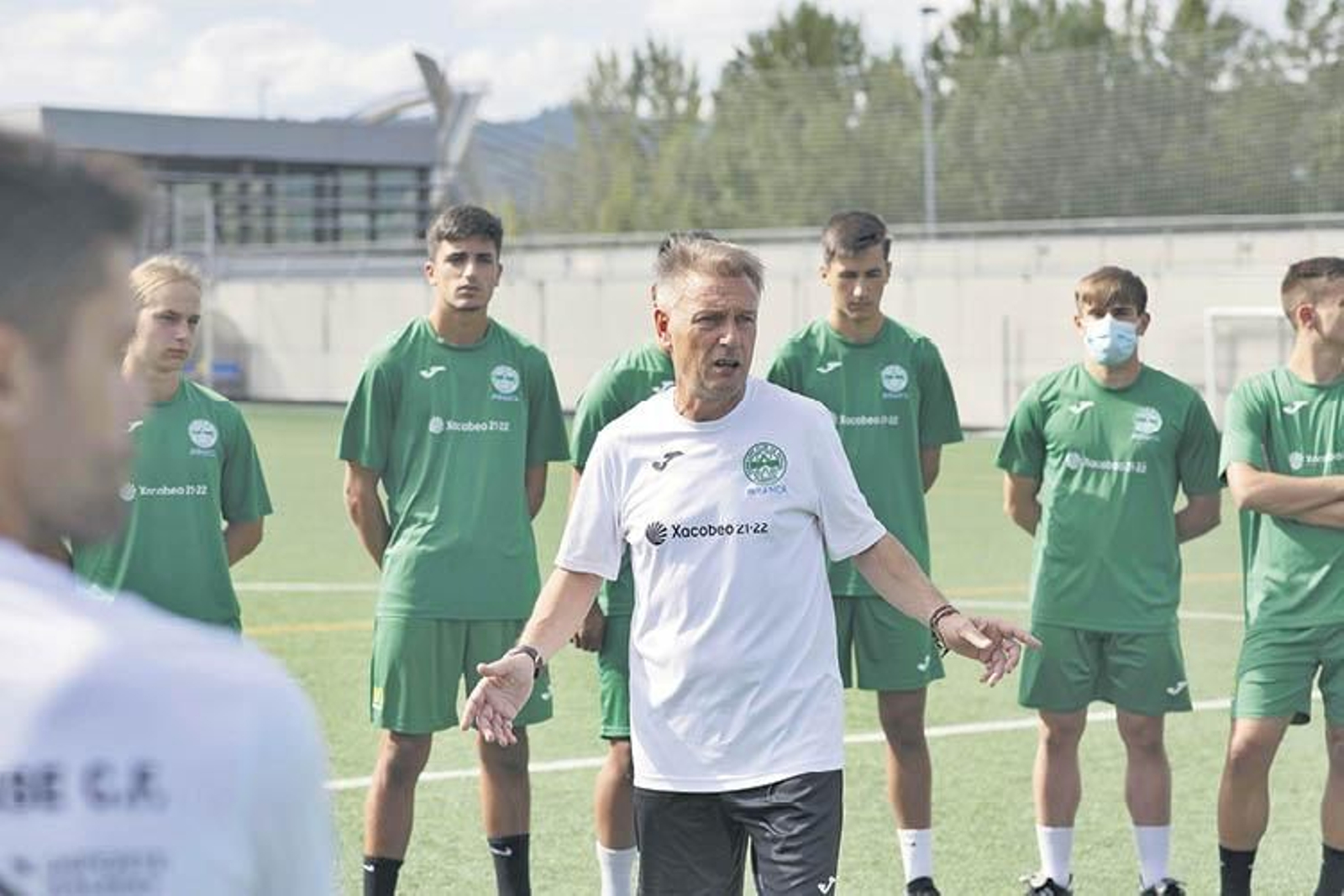 El técnico del Pabellón, Peluso, se dirige a sus jugadores en el Miguel Ángel (XESÚS FARIÑAS).