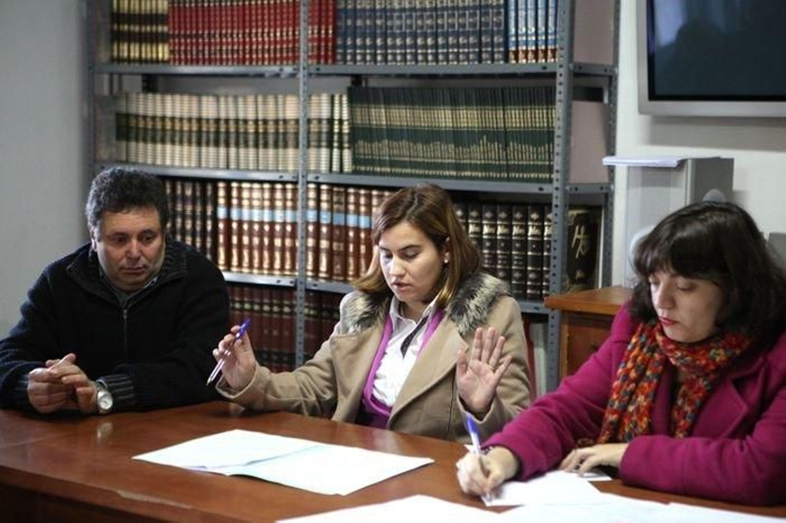 Asunción Morgade en el centro de la imagen en el pleno del Concello de Rairiz de Veiga.