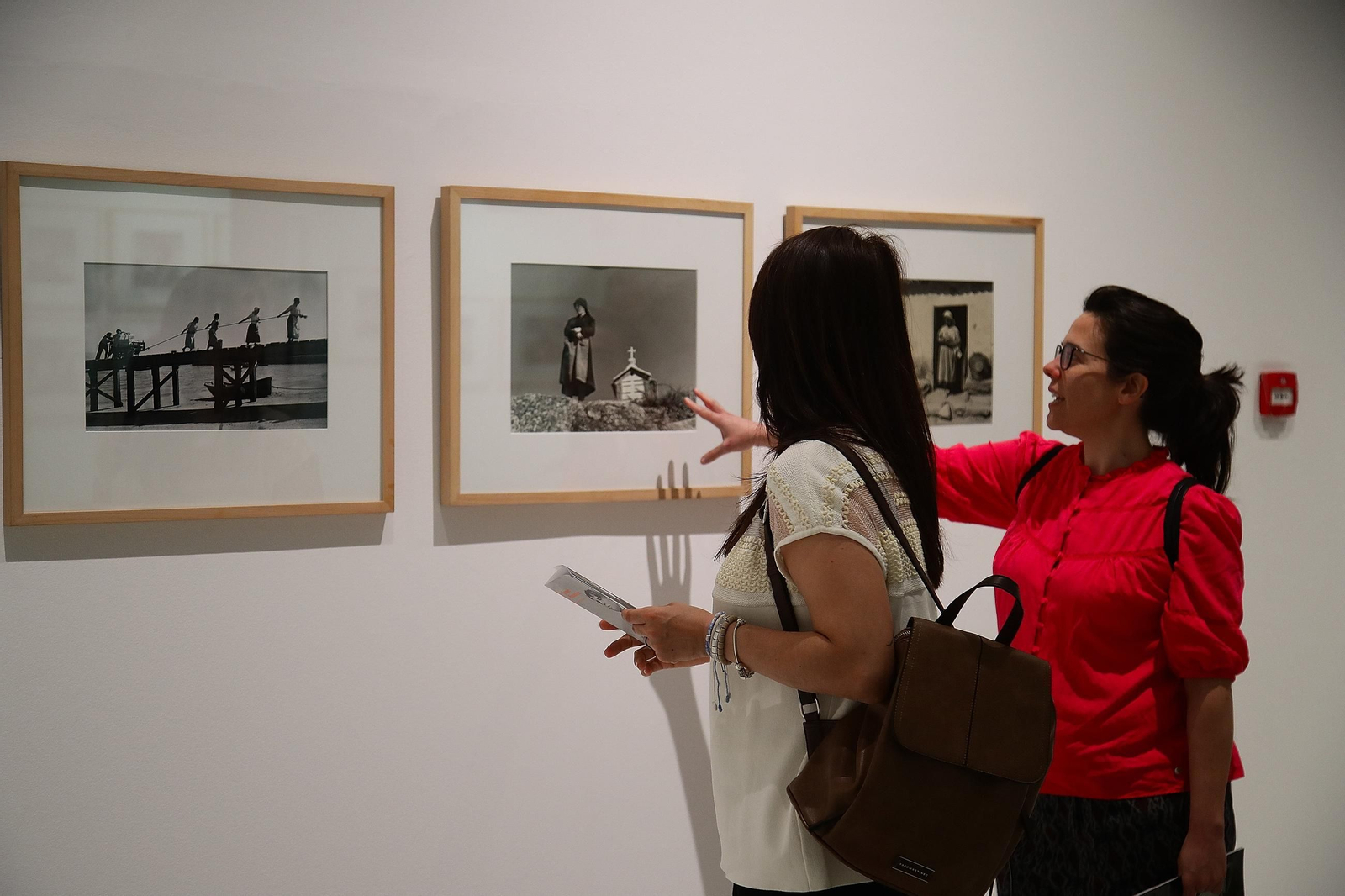 Público ourensano interctuando en la exposición “José Suárez (1902-1976)” en el Valcárcel.