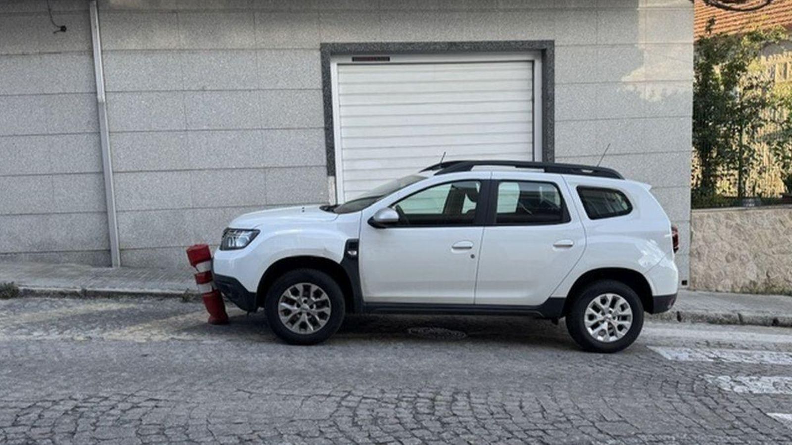 Coche mal aparcado en Sierra San Mamede tras varios días encima de un pivote y en línea amarilla.