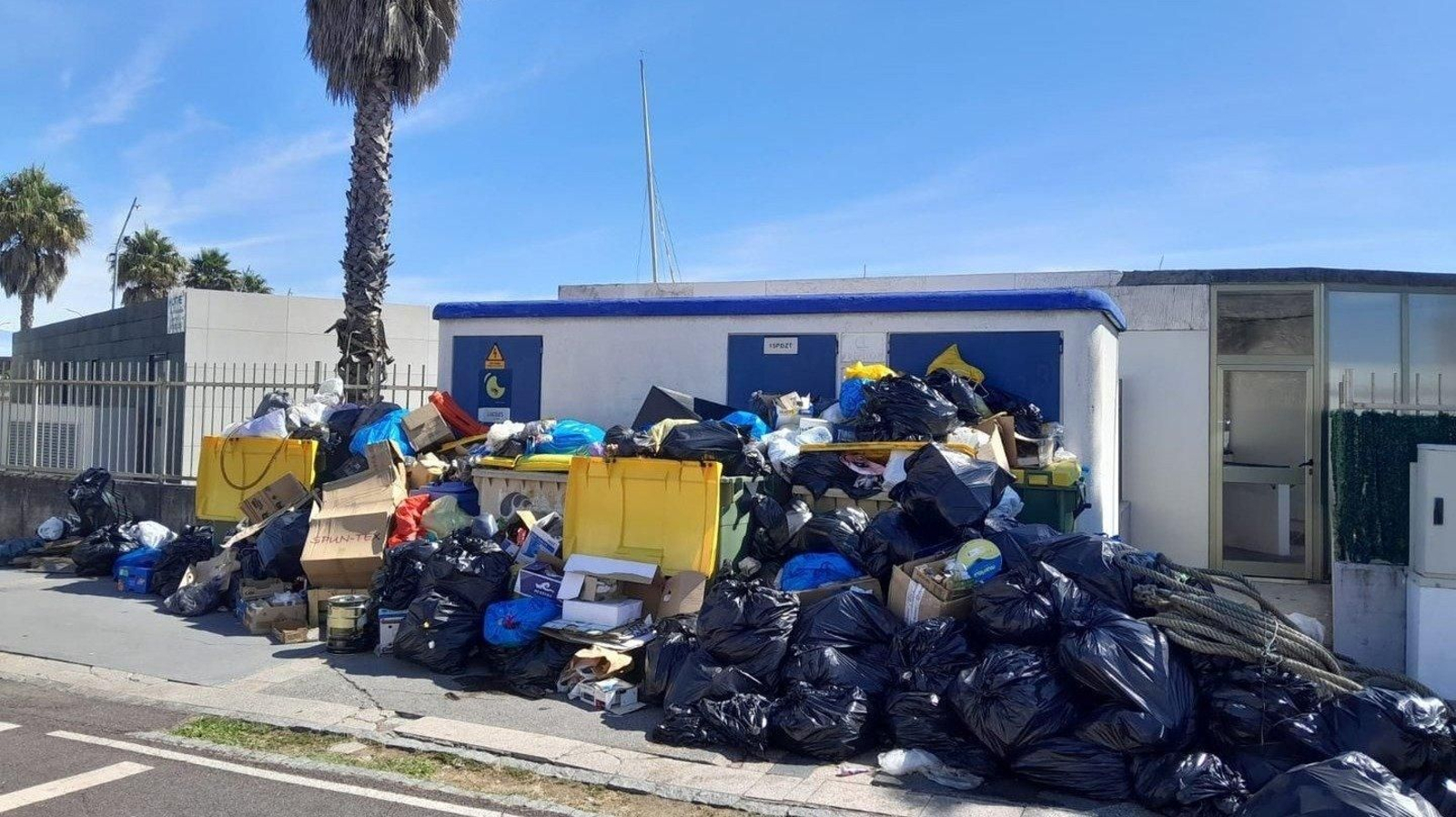 Basura acumulada en una calle de A Coruña.