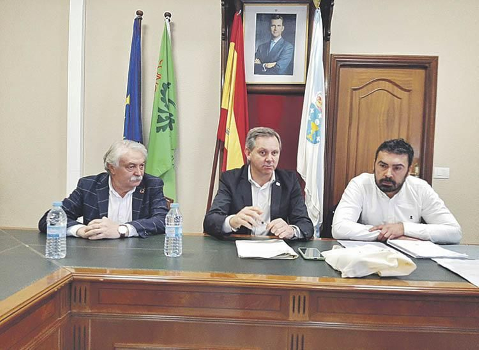 Emilio González Afonso, José Miñones y Juan Anta en el Concello de A Veiga.