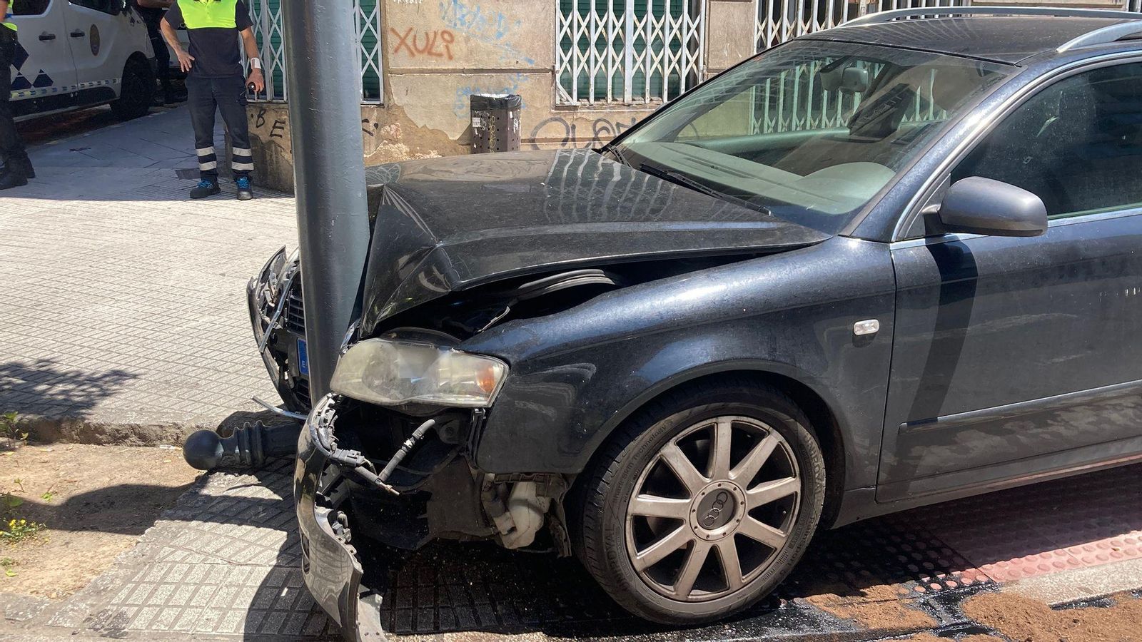 El estado de uno de los vehículos embestido por el autobús en Ourense
