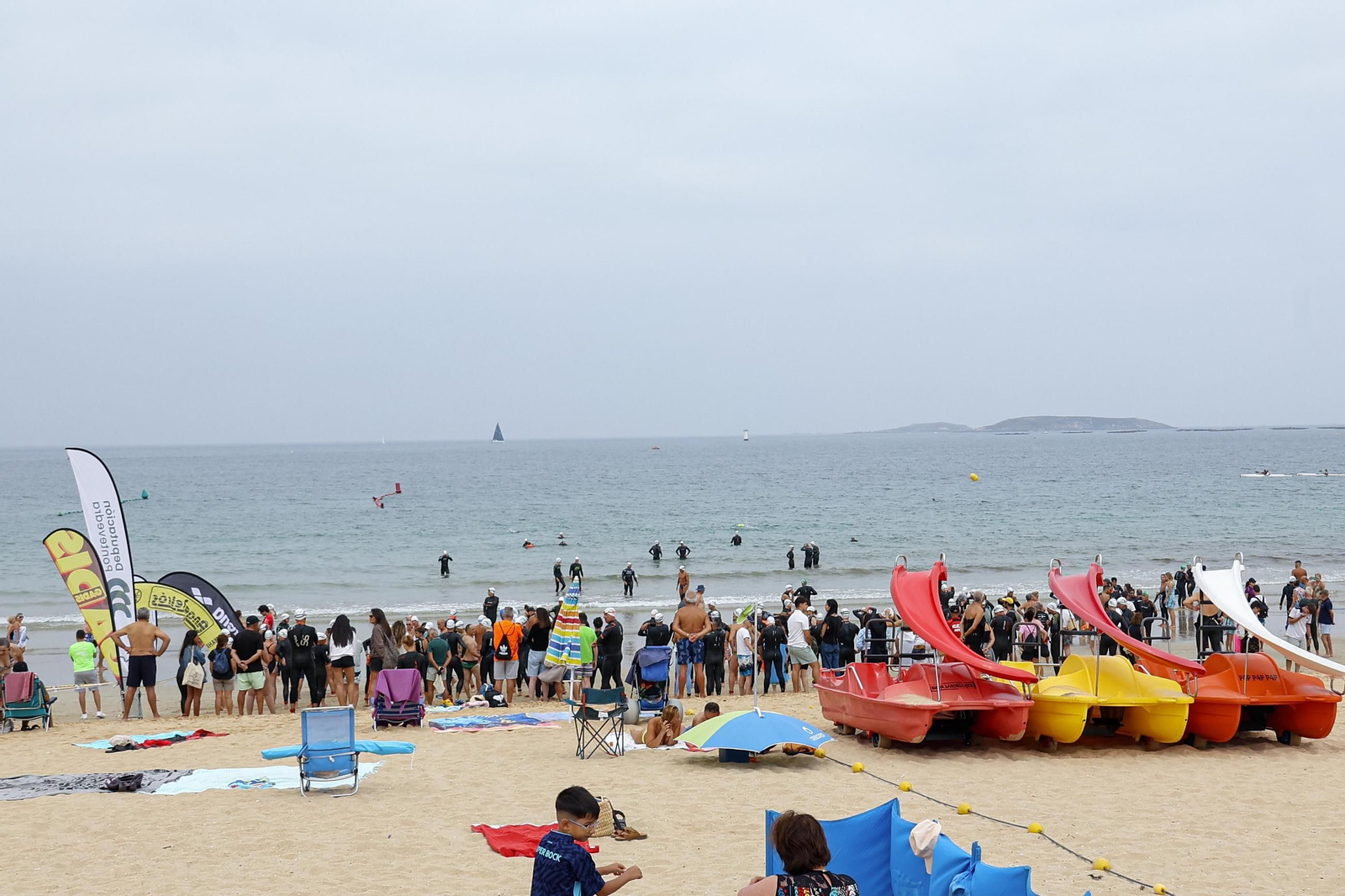 Galería | Centenares de nadadores se citan en Praia América para la Travesía a nado Costa Serena 2026