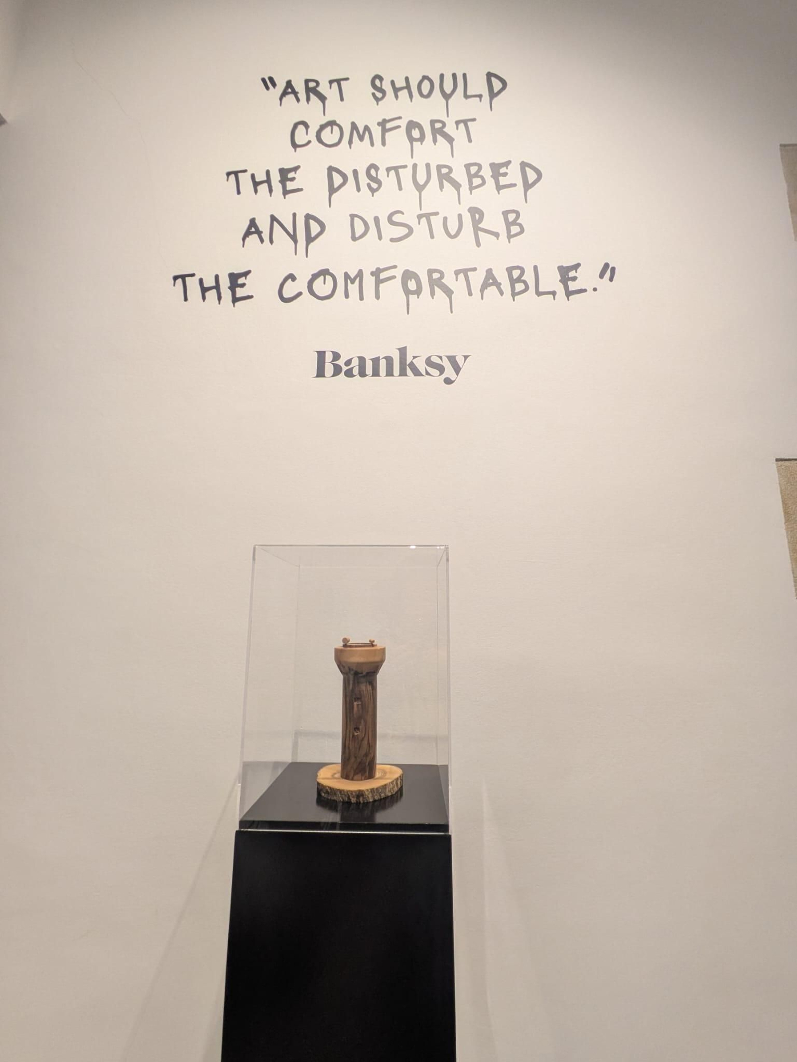 Esta pieza es la escultura Watchtower (Atalaya), una obra creada por el artista Banksy en 2007.