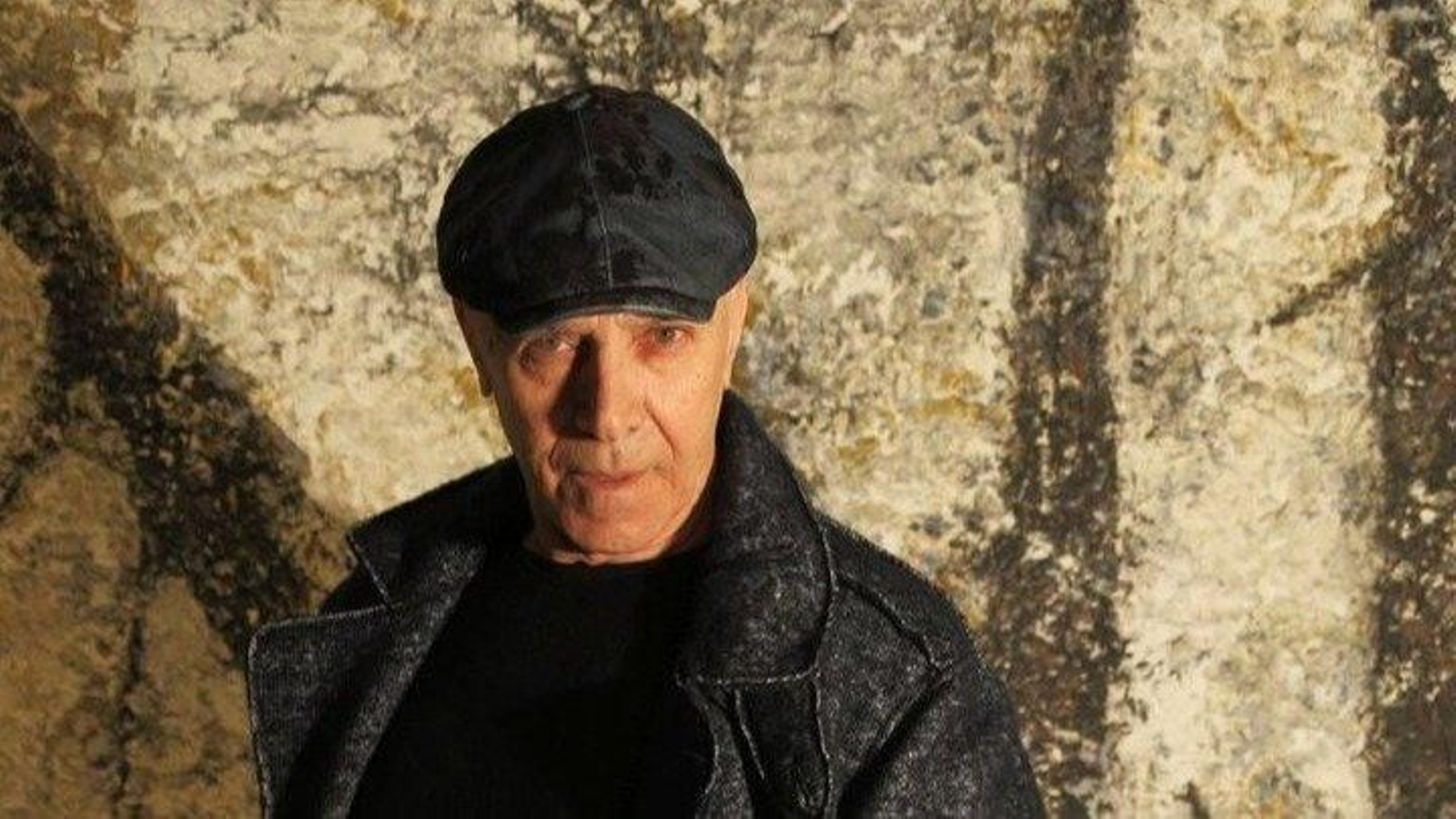 Alexandro, ante una de sus obras.