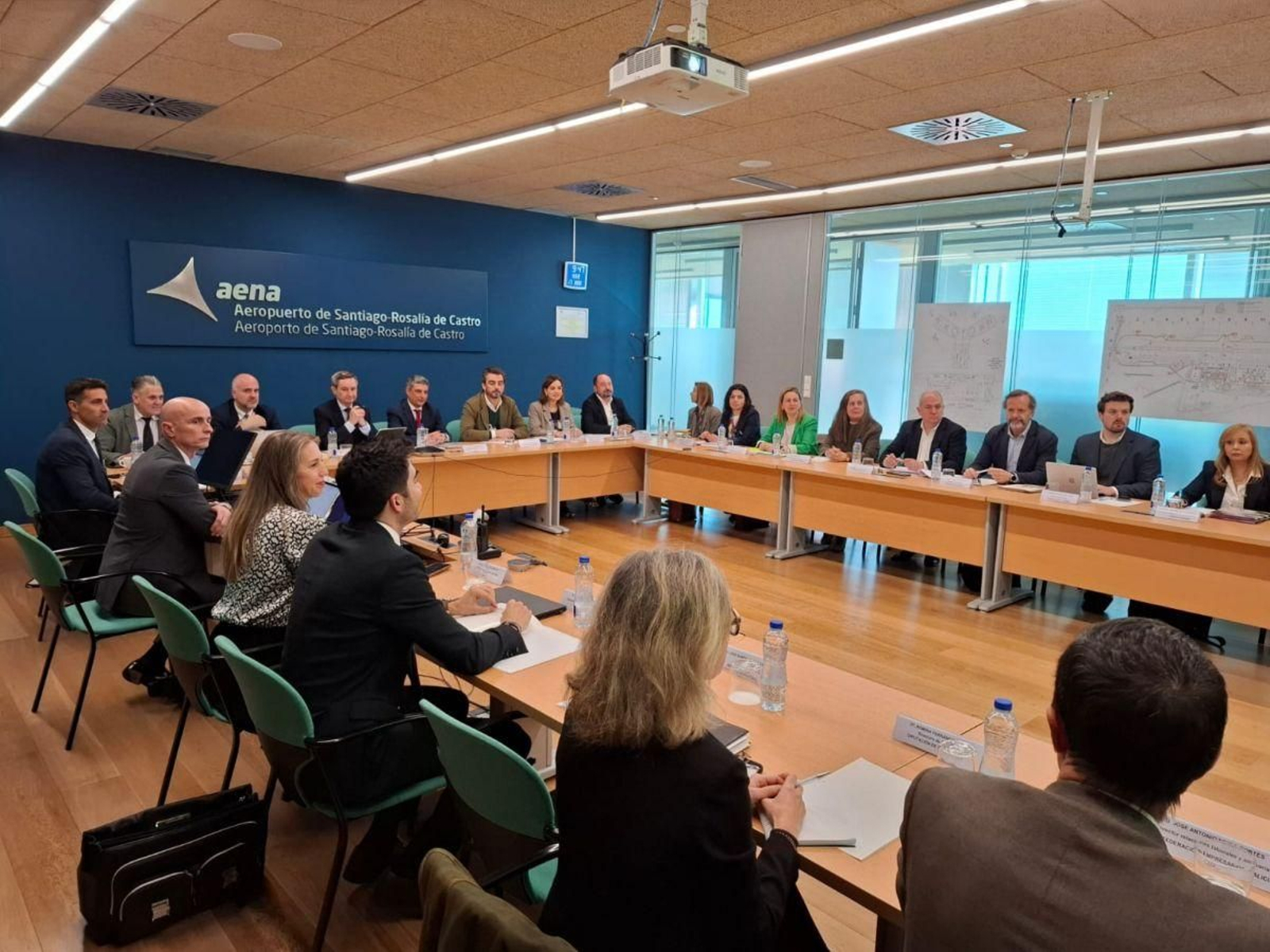 Momento de la reunión este martes en las instalaciones del aeropuerto de Lavacolla.