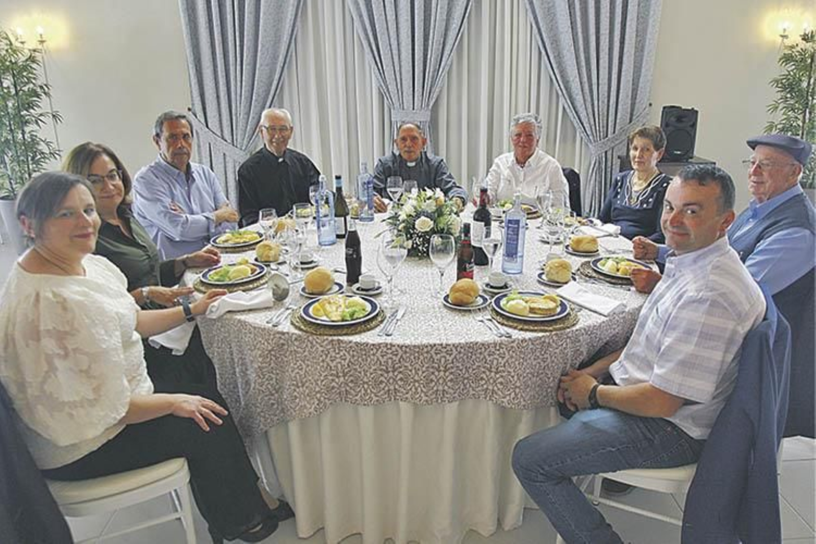 El párroco celanovés Benito Gómez fue protagonista, este pasado domingo, del homenaje organizado con motivo de su jubilación tras 60 años de profesión sacerdotal. Los actos comenzaron con una misa en la iglesia conventual, parroquia de la que ha sido copárroco durante los últimos años, y que estuvo amenizada por la Coral Solpor. Con posterioridad, y acompañado de familiares, amigos y párrocos de la zona, se celebró una comida en un conocido restaurante de Ponte Grande. MIGUEL ÁNGEL
