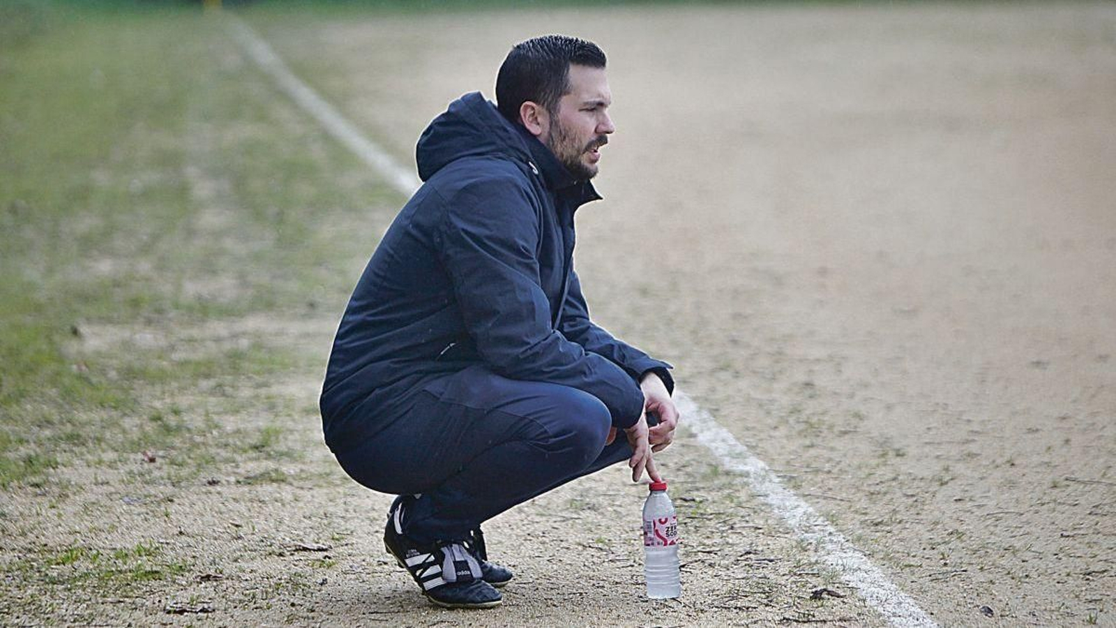 El técnico Daniel Prado sigue atentamente desde la banda el partido ante el Seixalbo.