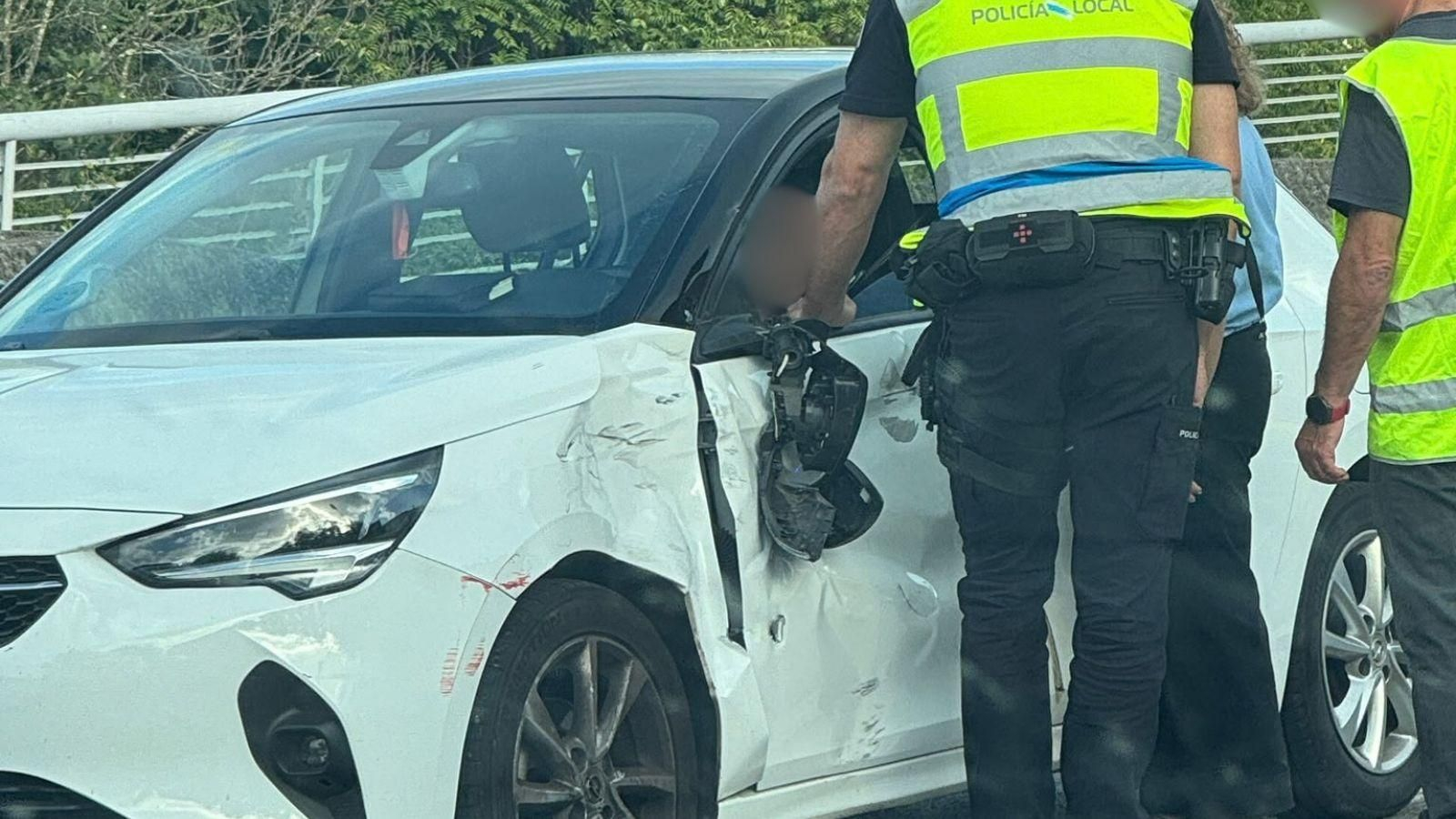 La conductora del coche implicado atiende a la Policía Local.
