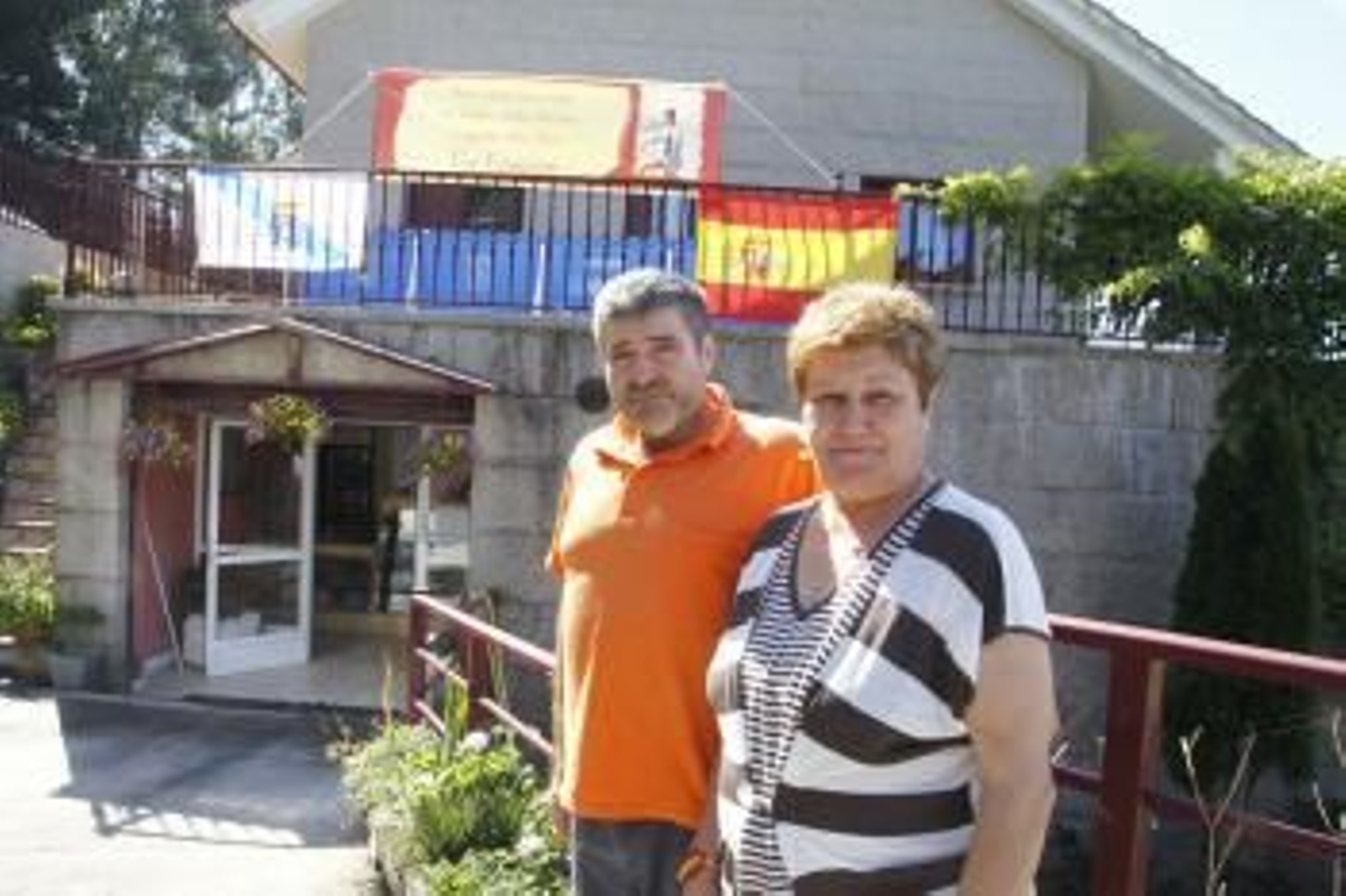 Miguel y María José, padres de David Cal, ayer en su panadería de Coiro, en Cangas.