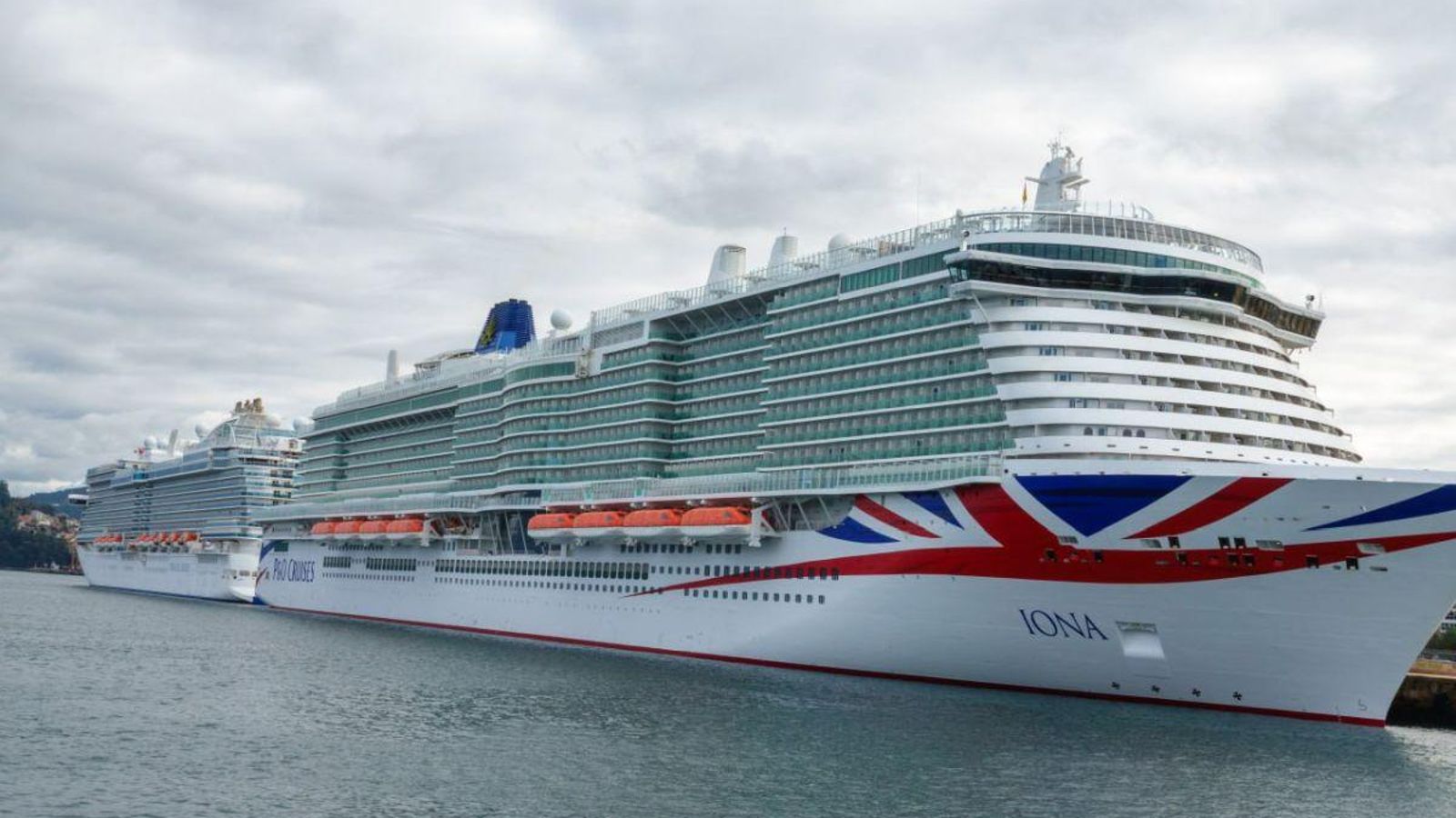 El “Iona” y el “Sky Princess” sumaron 670 metros.