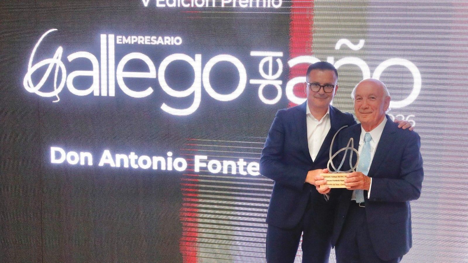 José Gonzalez junto al premiado como Empresario Gallego del Año