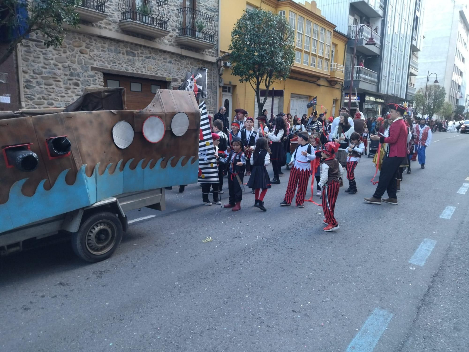 Galería | Música, paparota y mucho colorido en la comarca de Valdeorras durante su Martes de Entroido