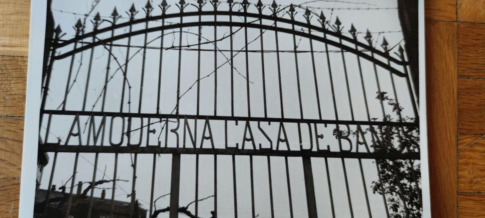 Puerta de acceso a la Casa de Baños “La Moderna”, estúpidamente derribada en los años noventa. Situada debajo de la Plaza de Abastos.
