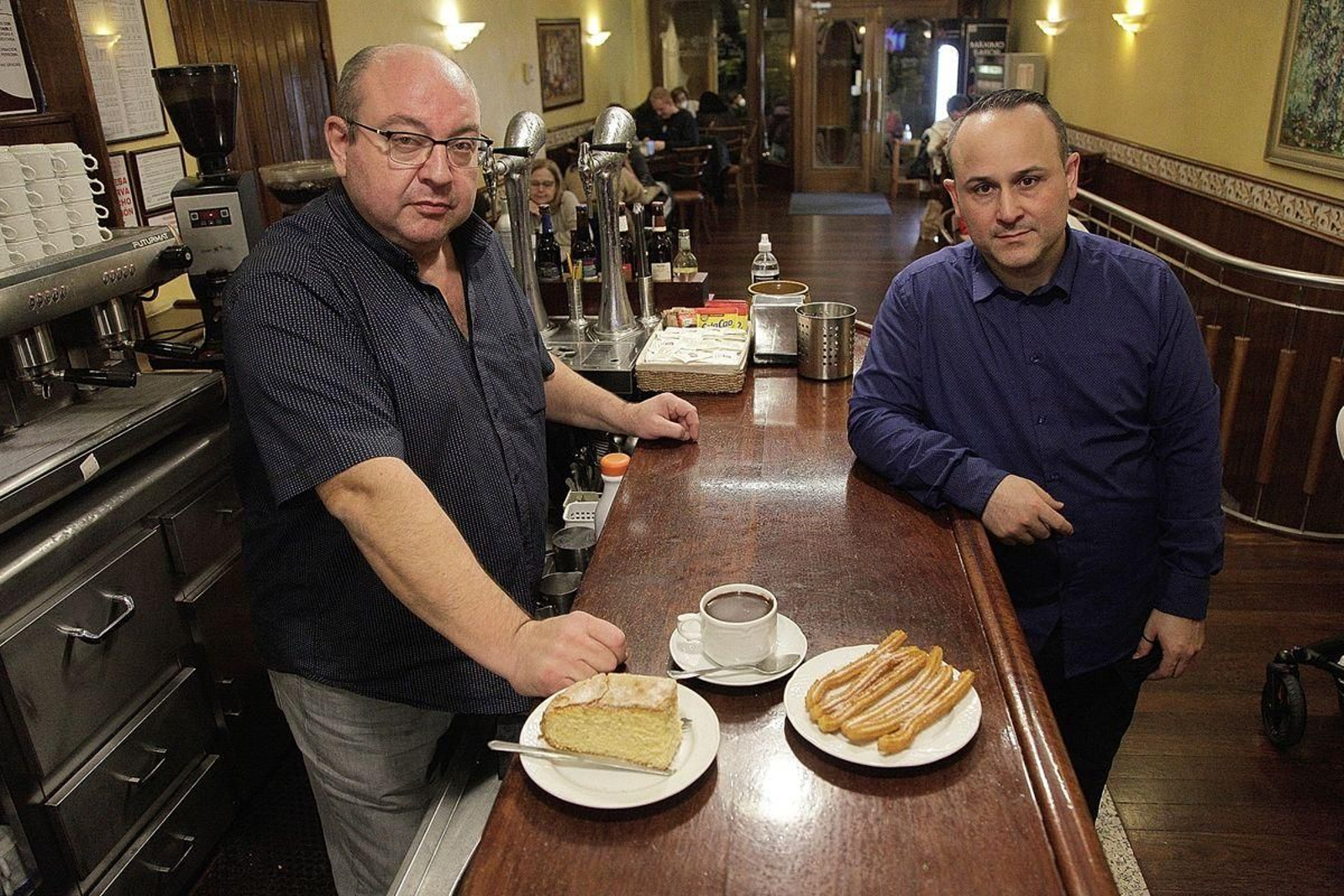 Cándido y Raniero, junto a un buen tazón de chocolate con churros.