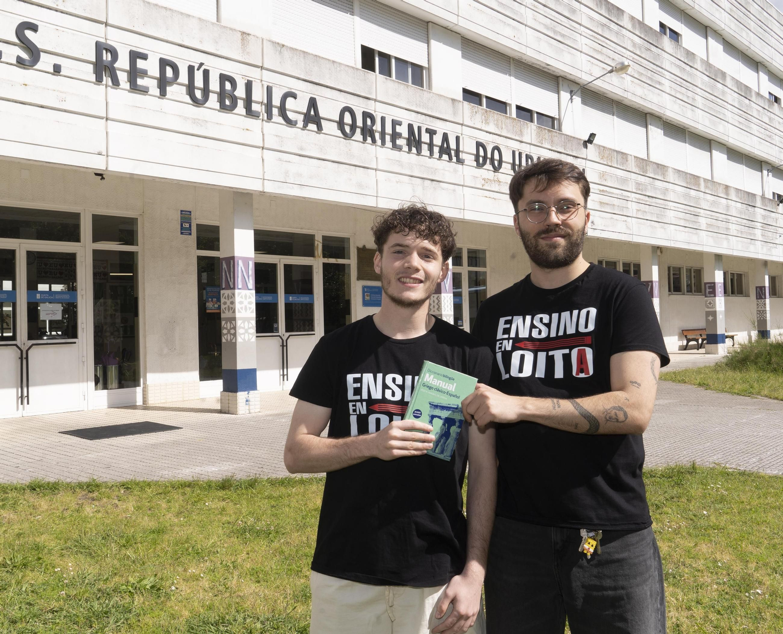 Antón, con su profesor Alejandro Morón, en el exterior del instituto.