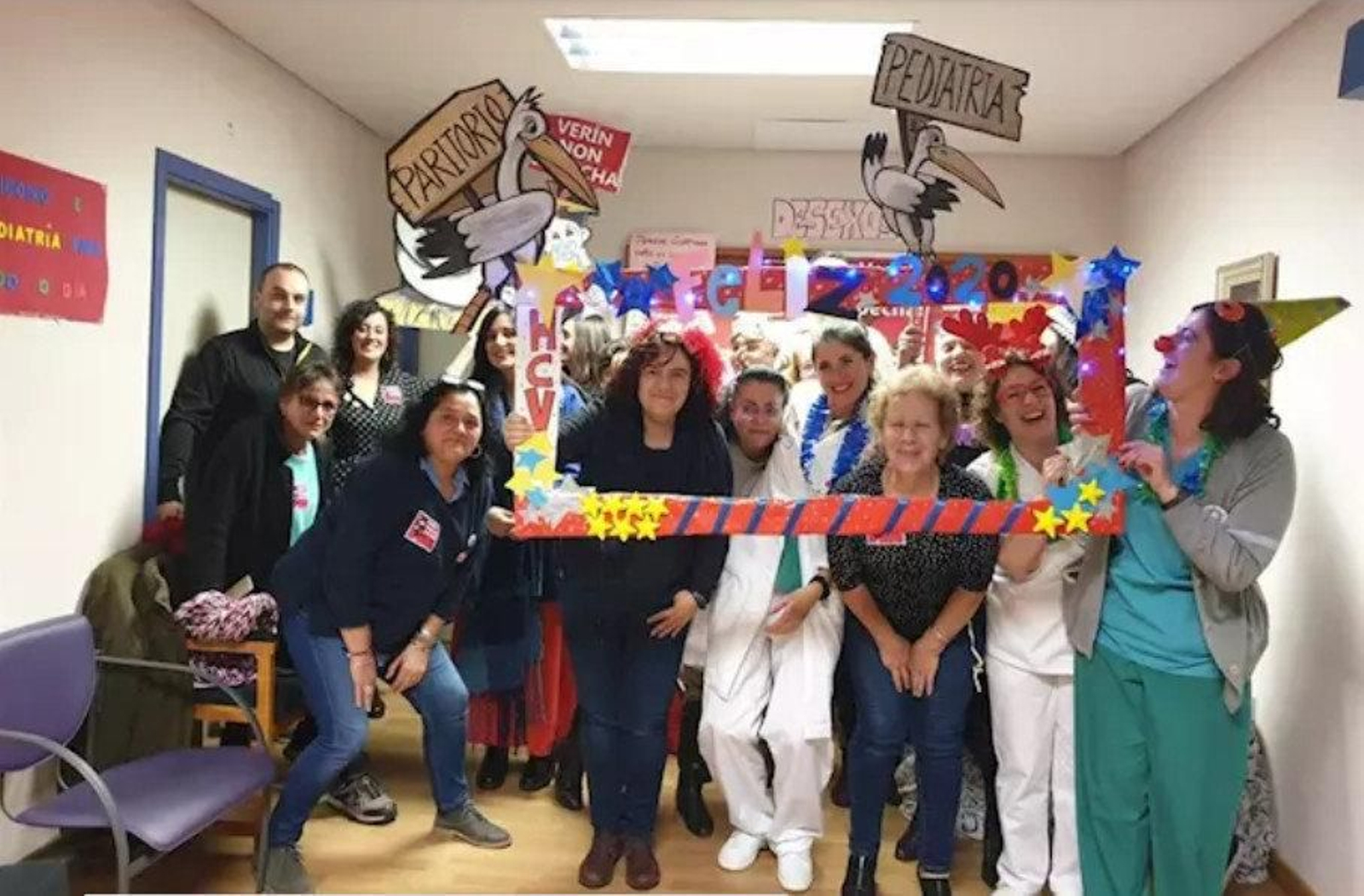 Trabajadores y vecinos despiden el año dentro del Hospital de Verín. (Foto: Europa Press)