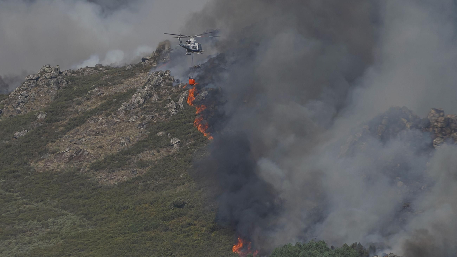 Helicóptero luchando contra las llamas en el incendio de Calvos de Randín