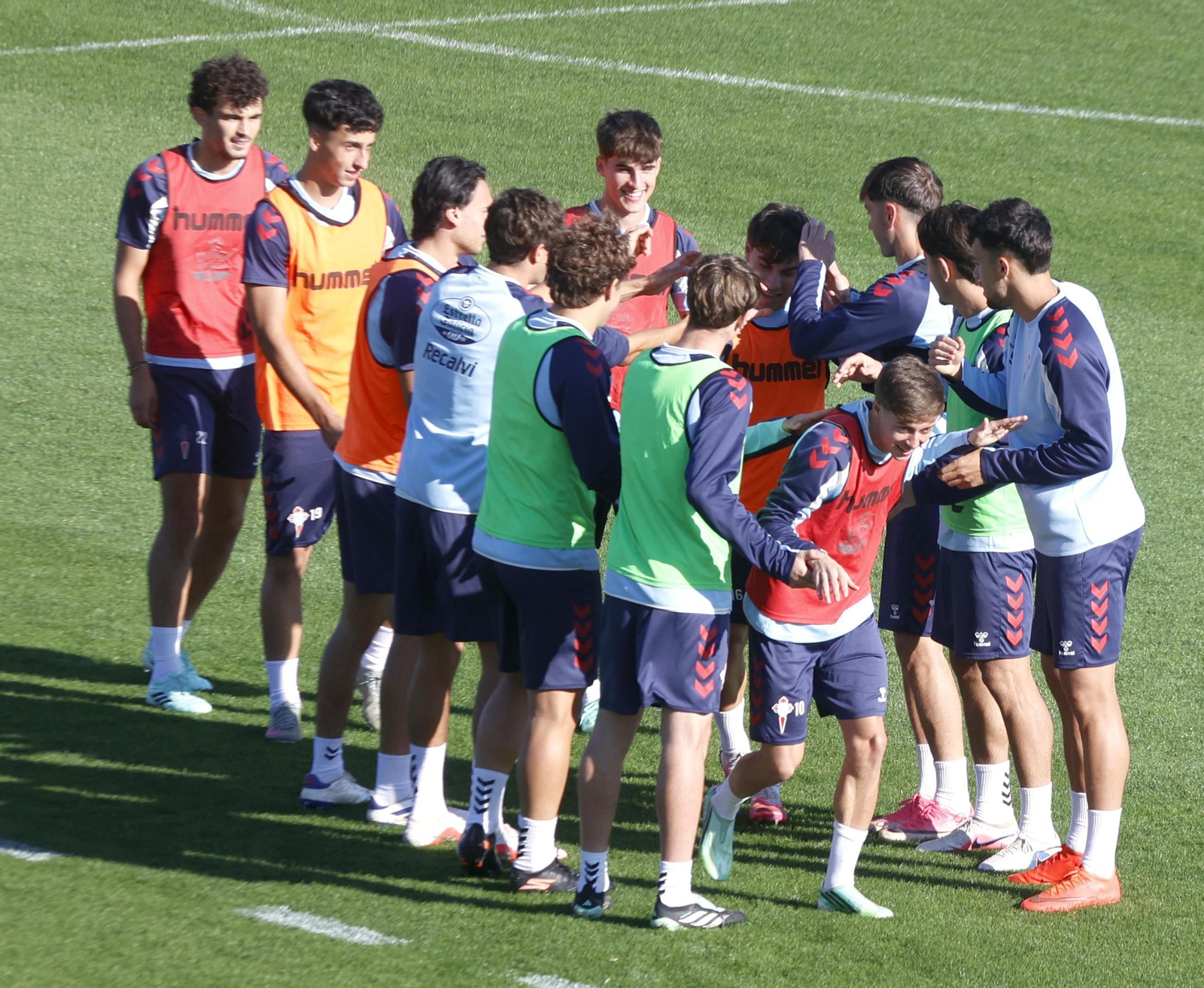 Los jugadores del Celta Fortuna bromean durante la sesión de entrenamiento del sábado, en Afouteza.